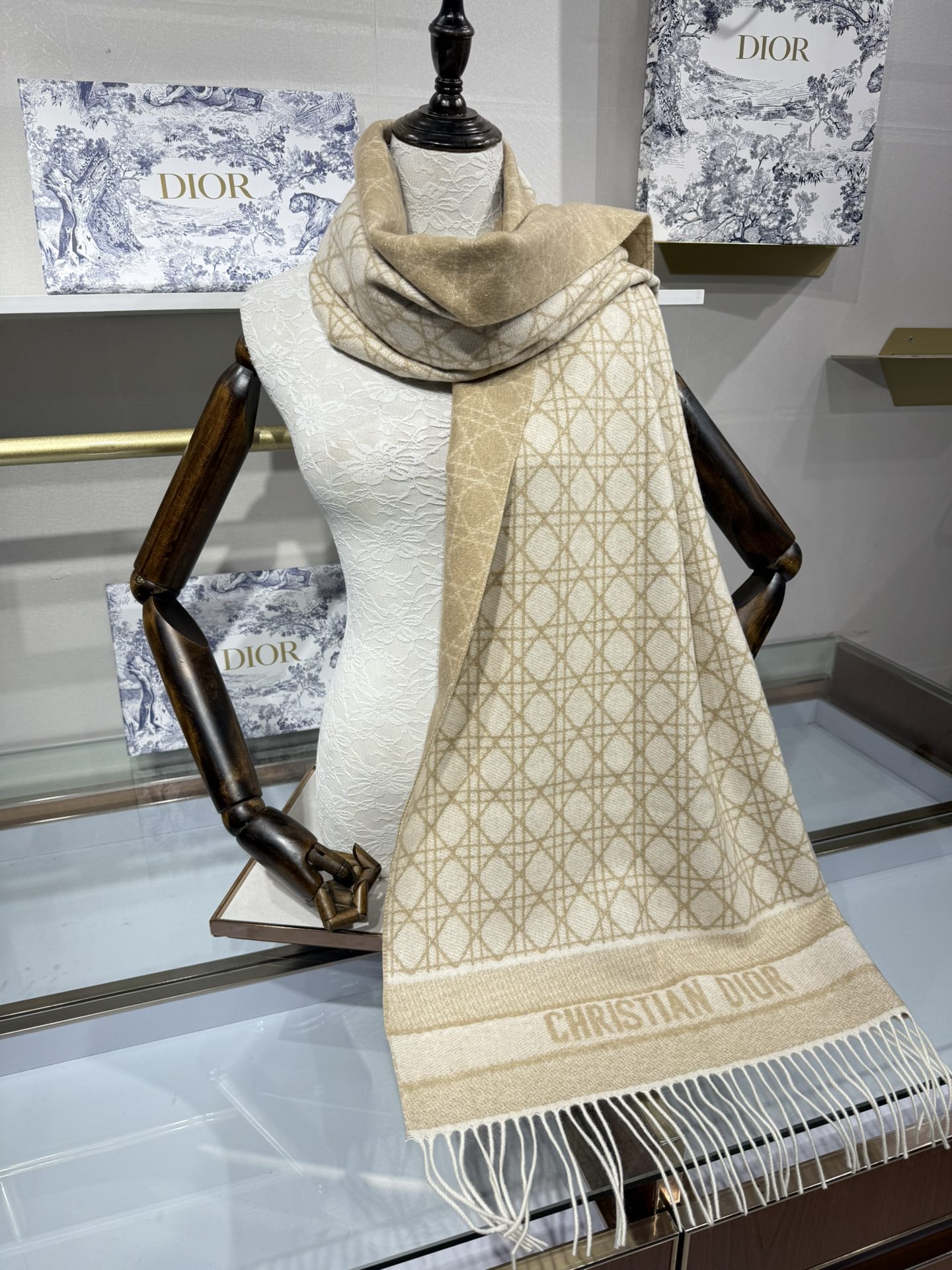 💟2025年秋冬新款CD新款菱格银丝羊绒双面提花大披肩‼️
Blingbling 的银光闪闪，柔软亲肤，