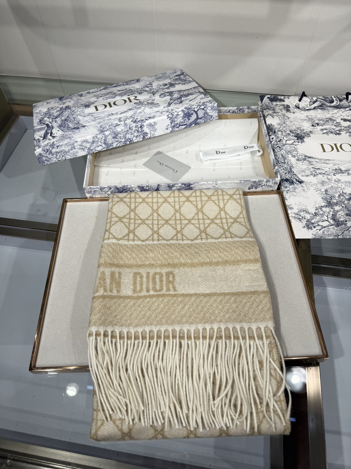 💟2025年秋冬新款CD新款菱格银丝羊绒双面提花大披肩‼️
Blingbling 的银光闪闪，柔软亲肤，