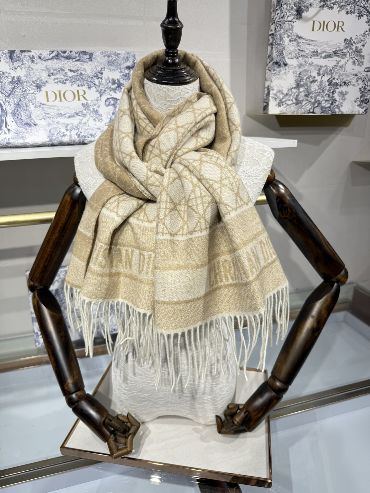 💟2025年秋冬新款CD新款菱格银丝羊绒双面提花大披肩‼️
Blingbling 的银光闪闪，柔软亲肤，