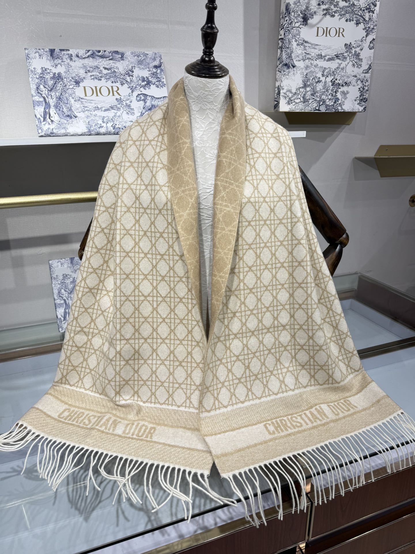 💟2025年秋冬新款CD新款菱格银丝羊绒双面提花大披肩‼️
Blingbling 的银光闪闪，柔软亲肤，