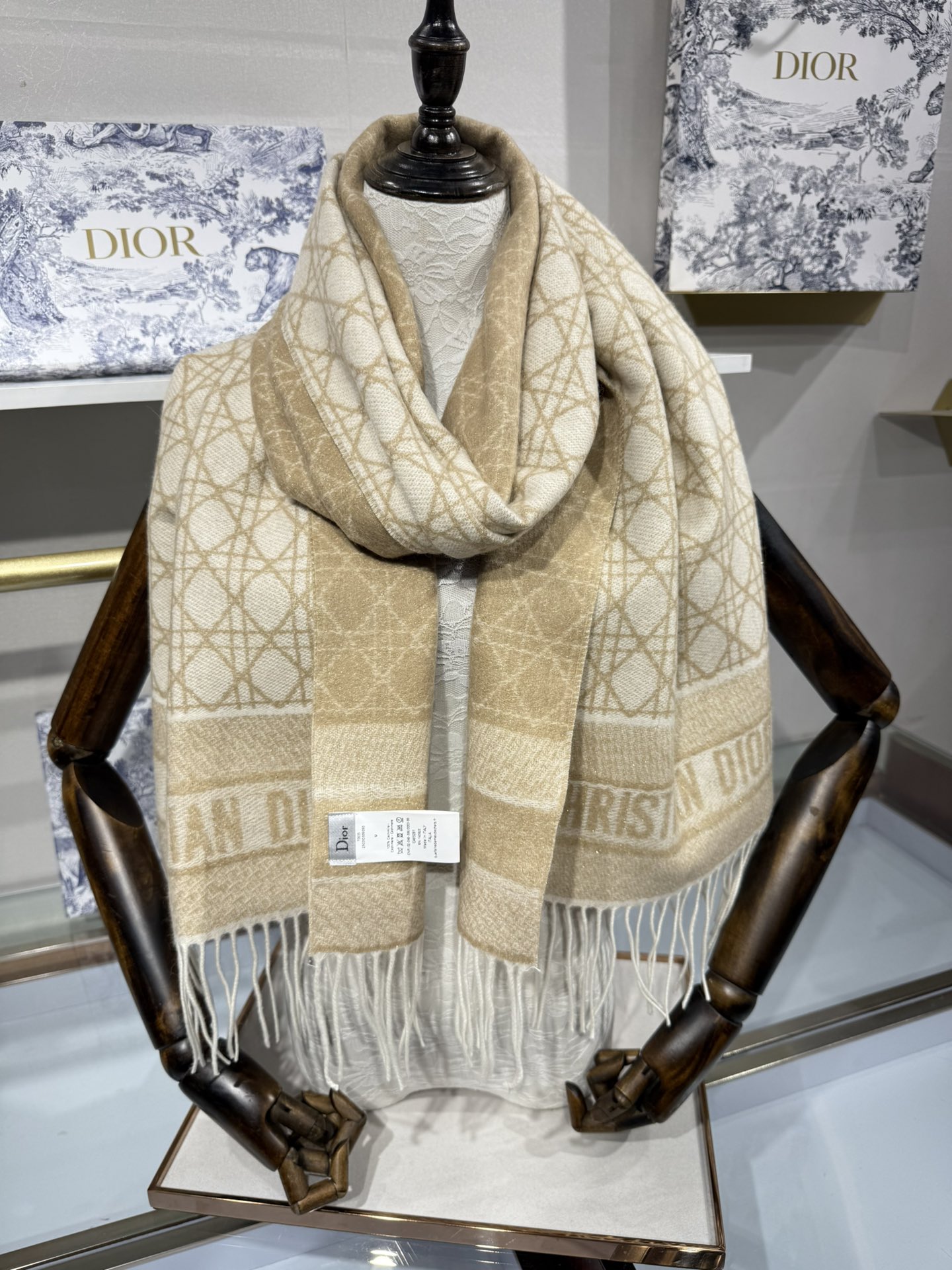 💟2025年秋冬新款CD新款菱格银丝羊绒双面提花大披肩‼️
Blingbling 的银光闪闪，柔软亲肤，