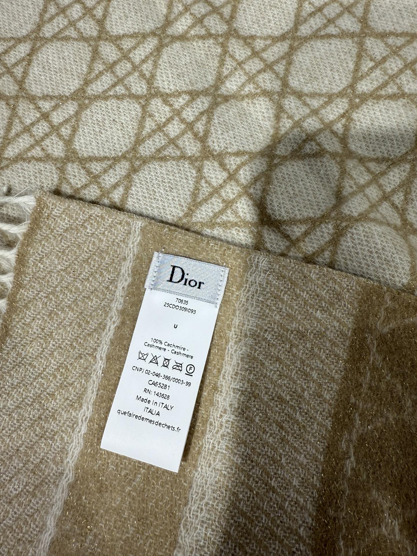 💟2025年秋冬新款CD新款菱格银丝羊绒双面提花大披肩‼️
Blingbling 的银光闪闪，柔软亲肤，