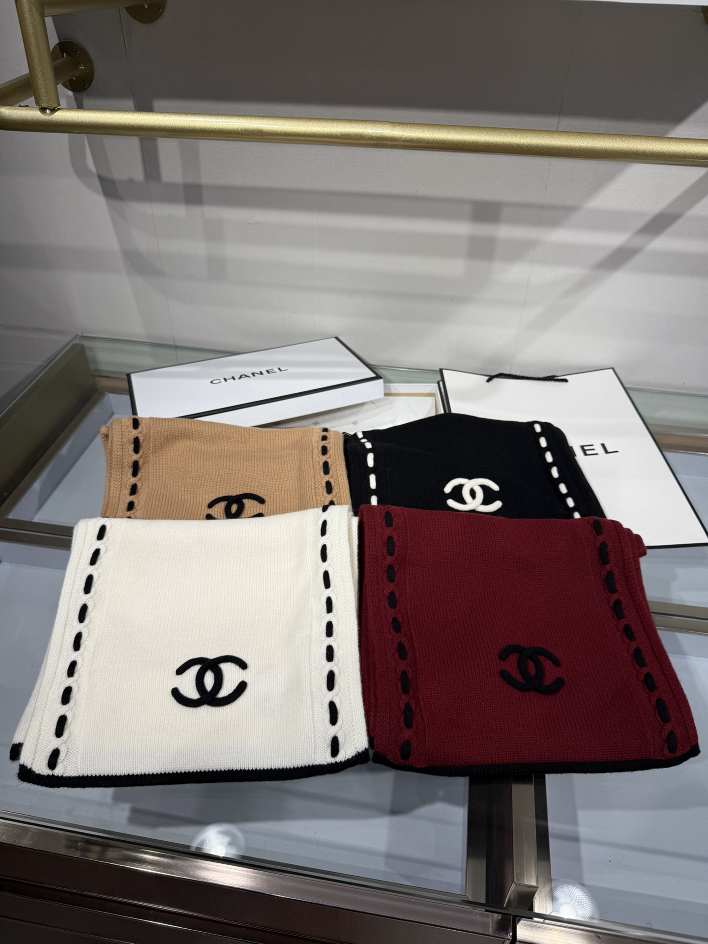 💟ZP开版。 
四色 欢迎对比
原版品质！ 小香原版针织。商标 原料 尺寸全部对版.30x170