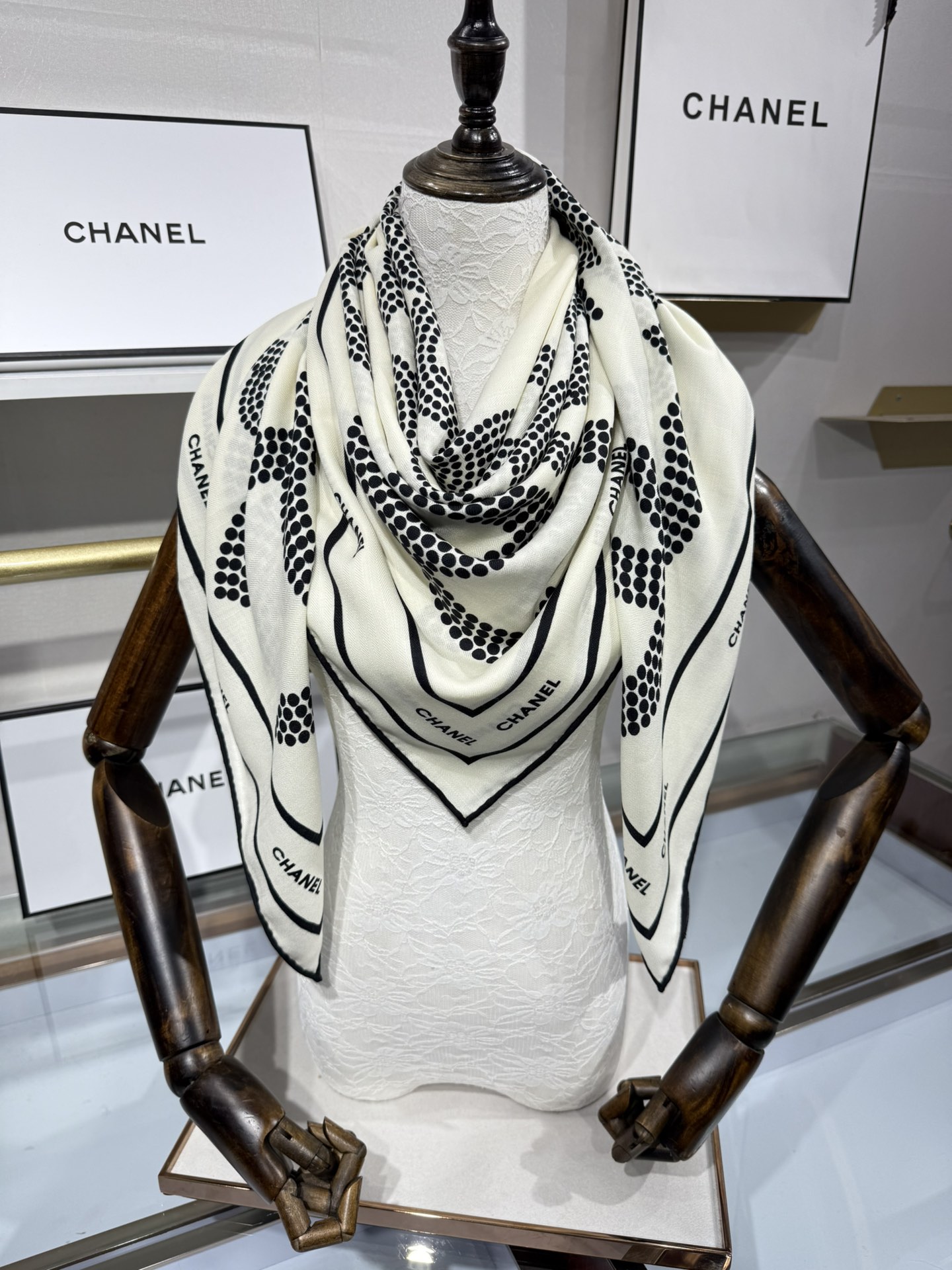 💟Chanel ~25秋冬新品～【双C大链条组合】
【140双面丝绒披肩】

手工卷边丝毛方巾（30%桑