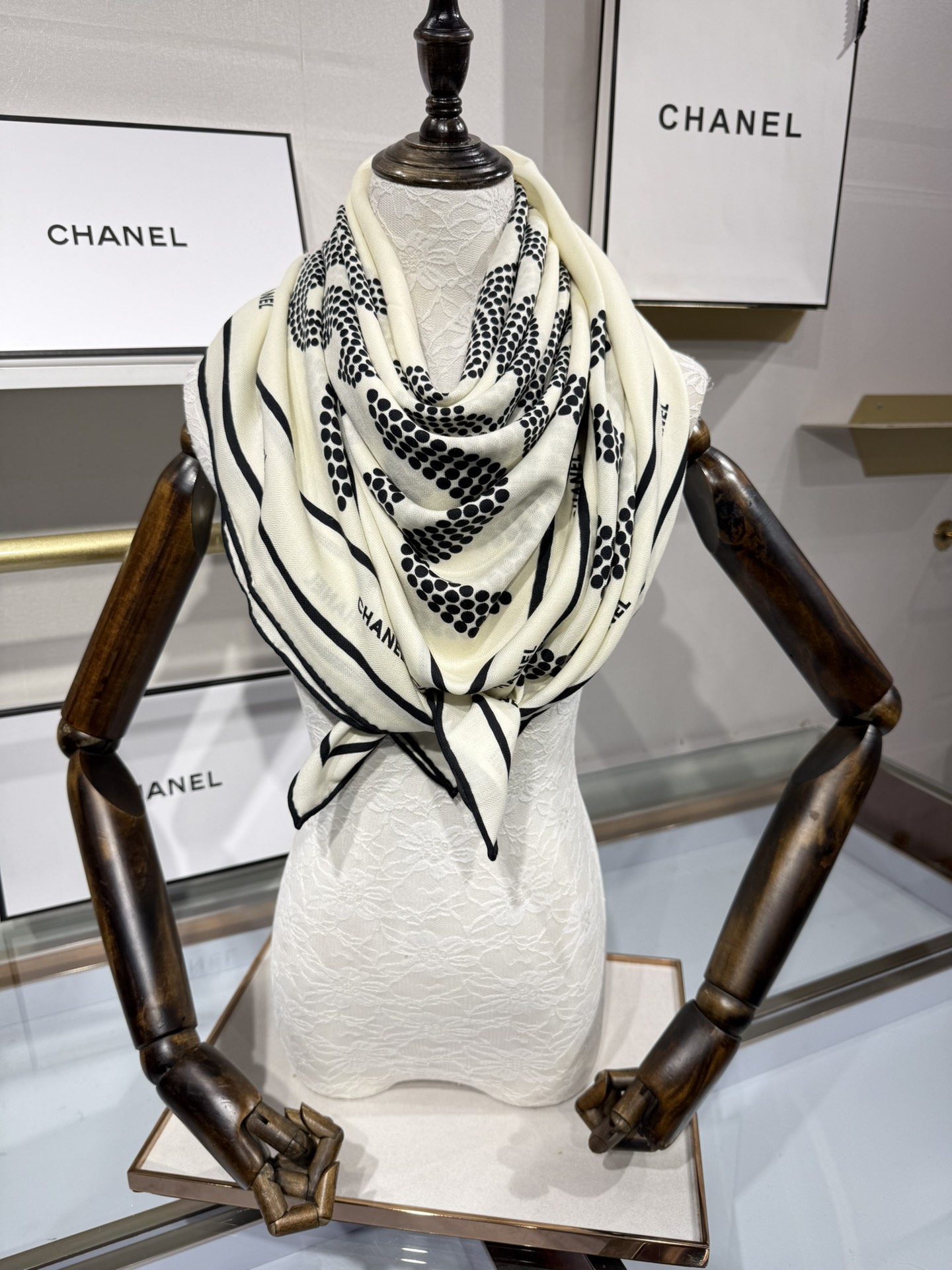 💟Chanel ~25秋冬新品～【双C大链条组合】
【140双面丝绒披肩】

手工卷边丝毛方巾（30%桑