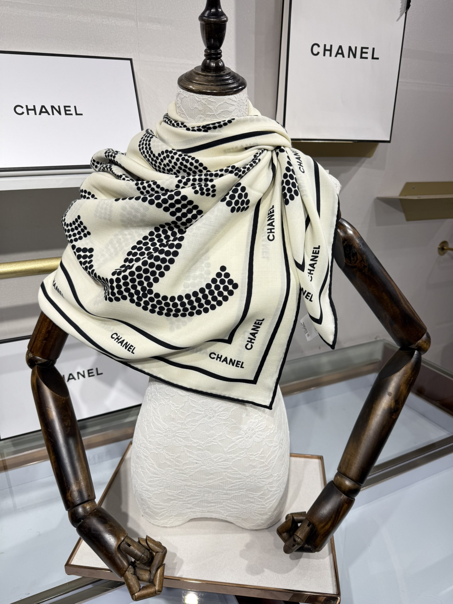 💟Chanel ~25秋冬新品～【双C大链条组合】
【140双面丝绒披肩】

手工卷边丝毛方巾（30%桑