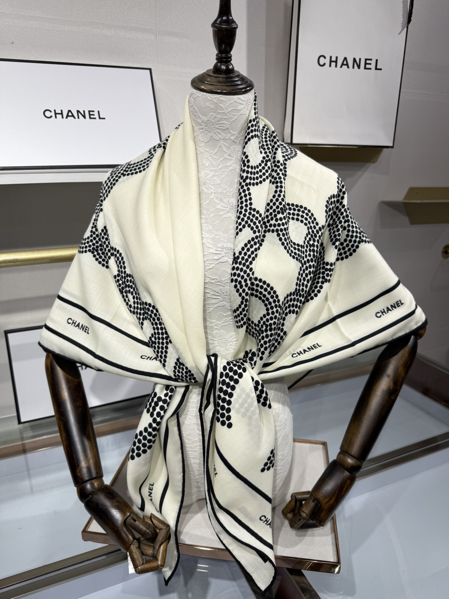 💟Chanel ~25秋冬新品～【双C大链条组合】
【140双面丝绒披肩】

手工卷边丝毛方巾（30%桑