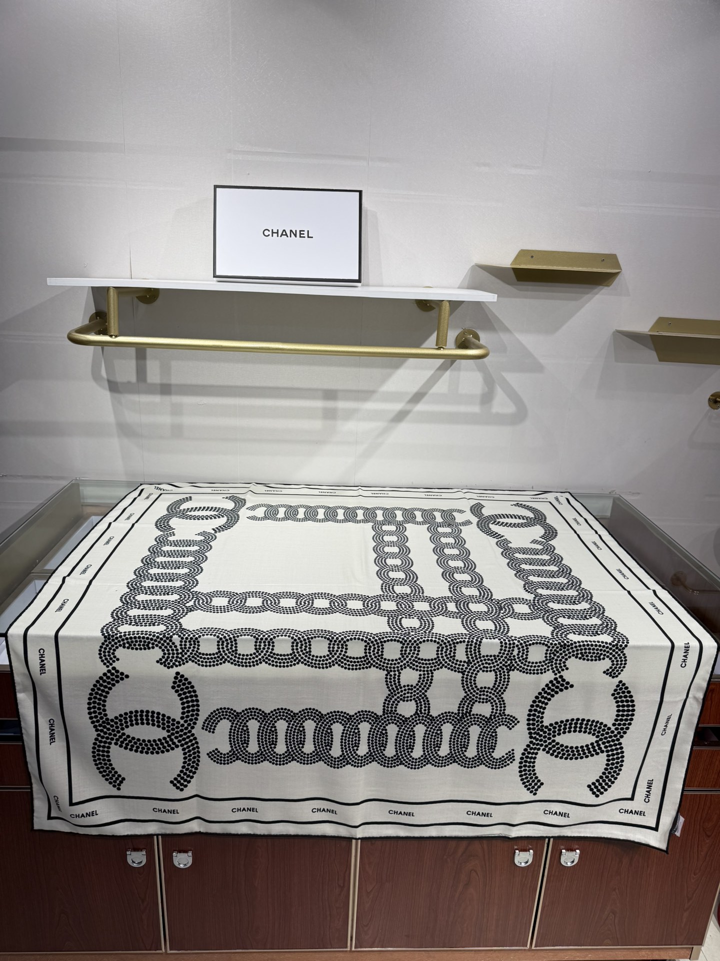 💟Chanel ~25秋冬新品～【双C大链条组合】
【140双面丝绒披肩】

手工卷边丝毛方巾（30%桑