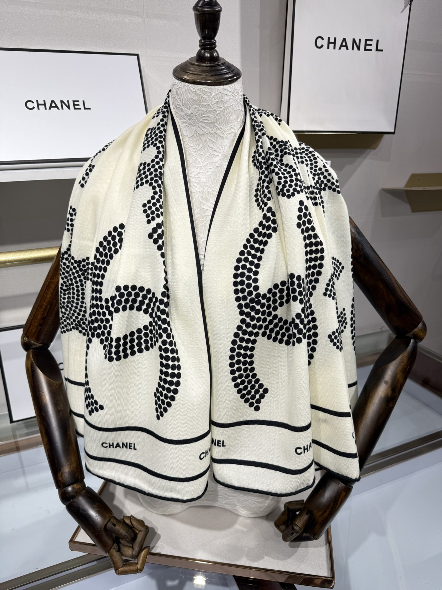 💟Chanel ~25秋冬新品～【双C大链条组合】
【140双面丝绒披肩】

手工卷边丝毛方巾（30%桑