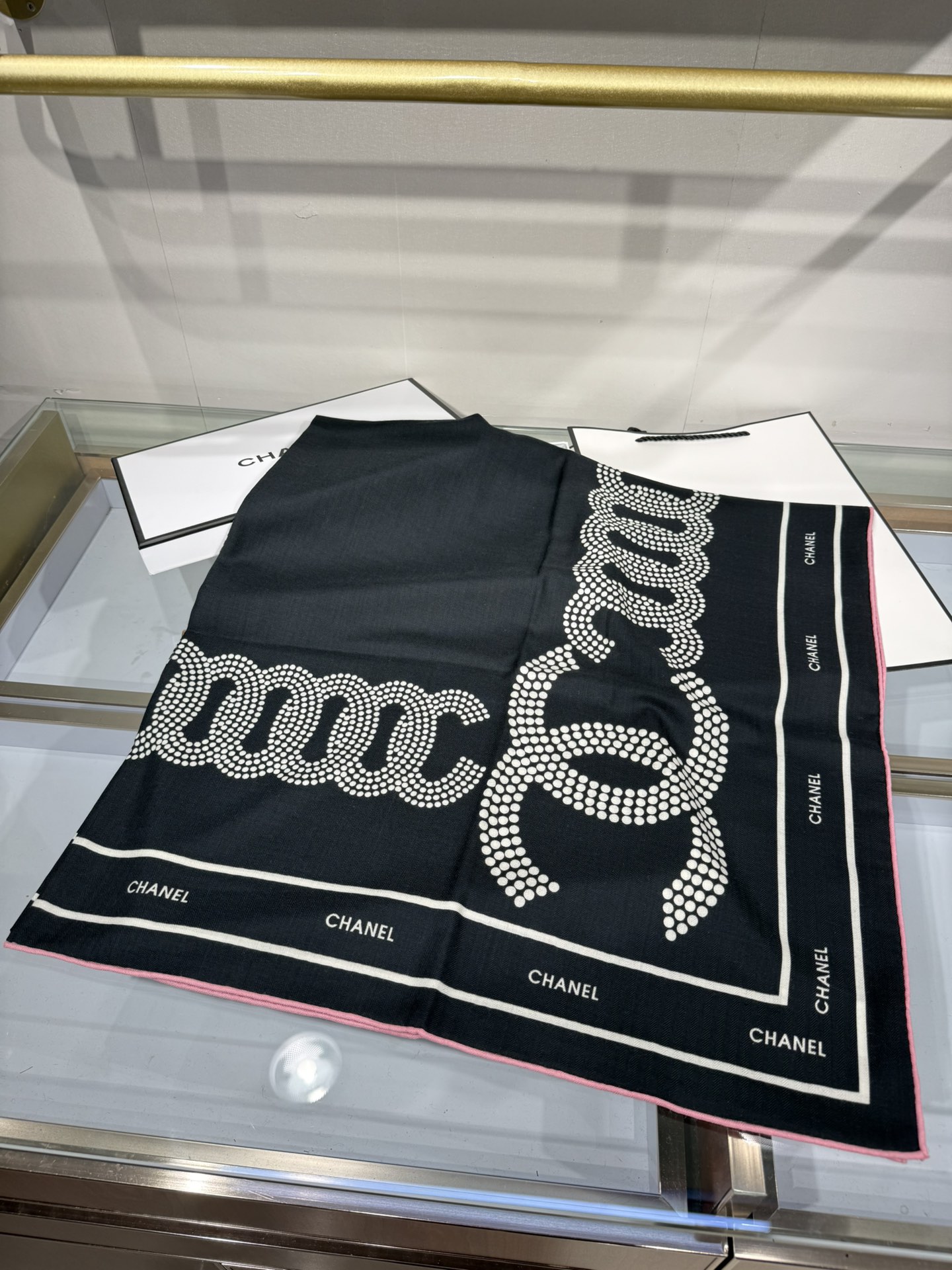 💟Chanel ~25秋冬新品～【双C大链条组合】
【140双面丝绒披肩】

手工卷边丝毛方巾（30%桑