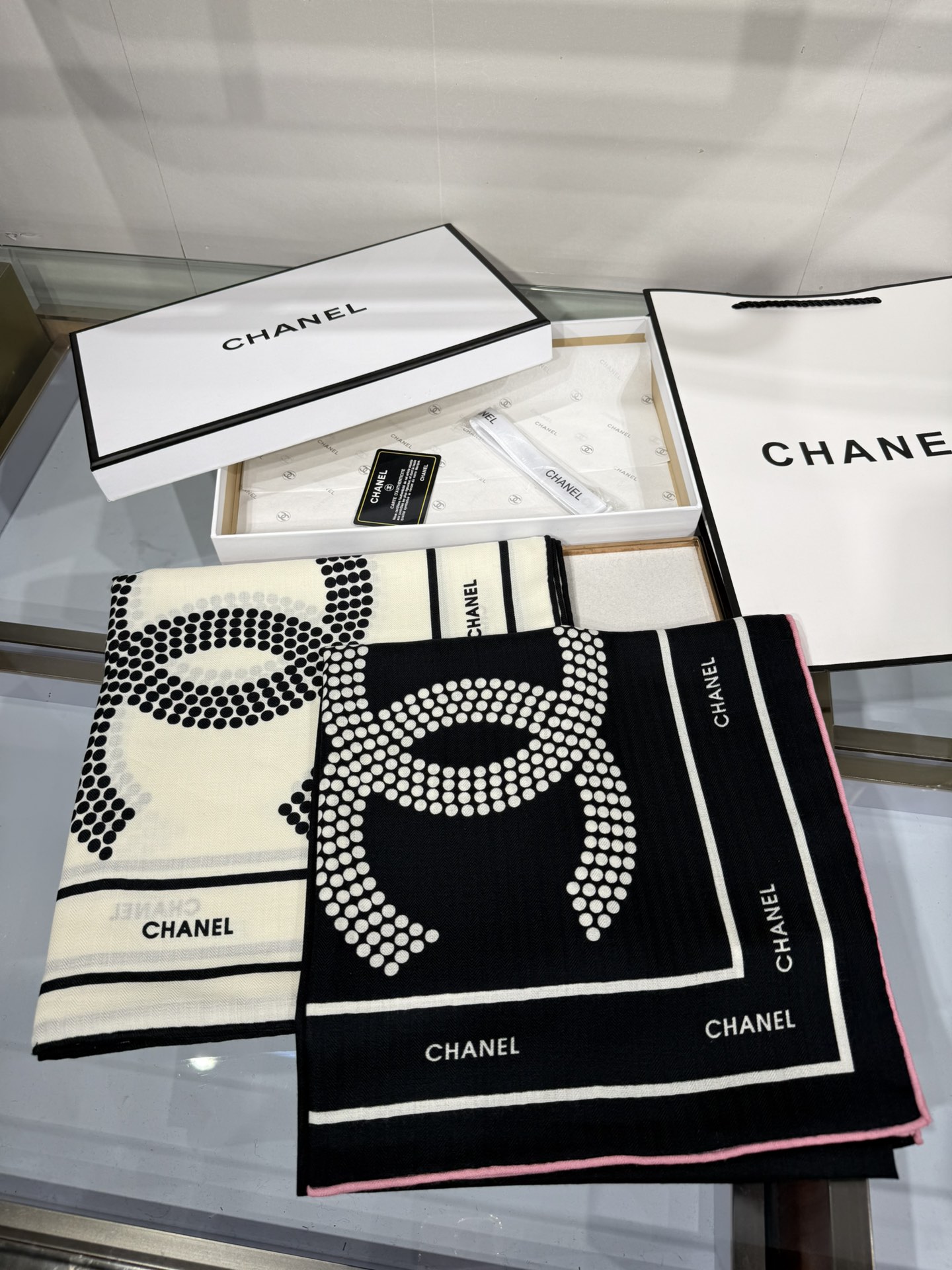 💟Chanel ~25秋冬新品～【双C大链条组合】
【140双面丝绒披肩】

手工卷边丝毛方巾（30%桑