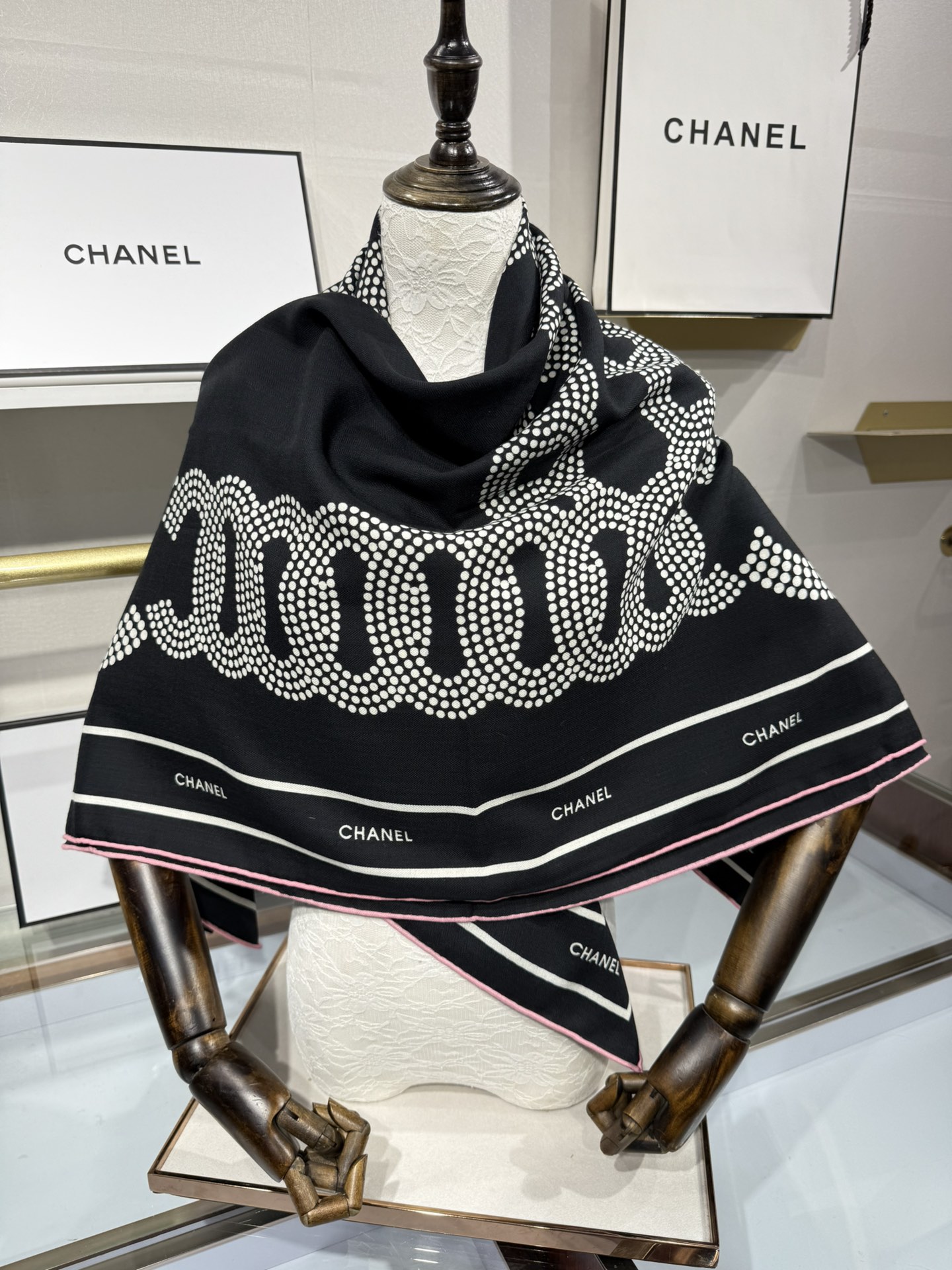 💟Chanel ~25秋冬新品～【双C大链条组合】
【140双面丝绒披肩】

手工卷边丝毛方巾（30%桑