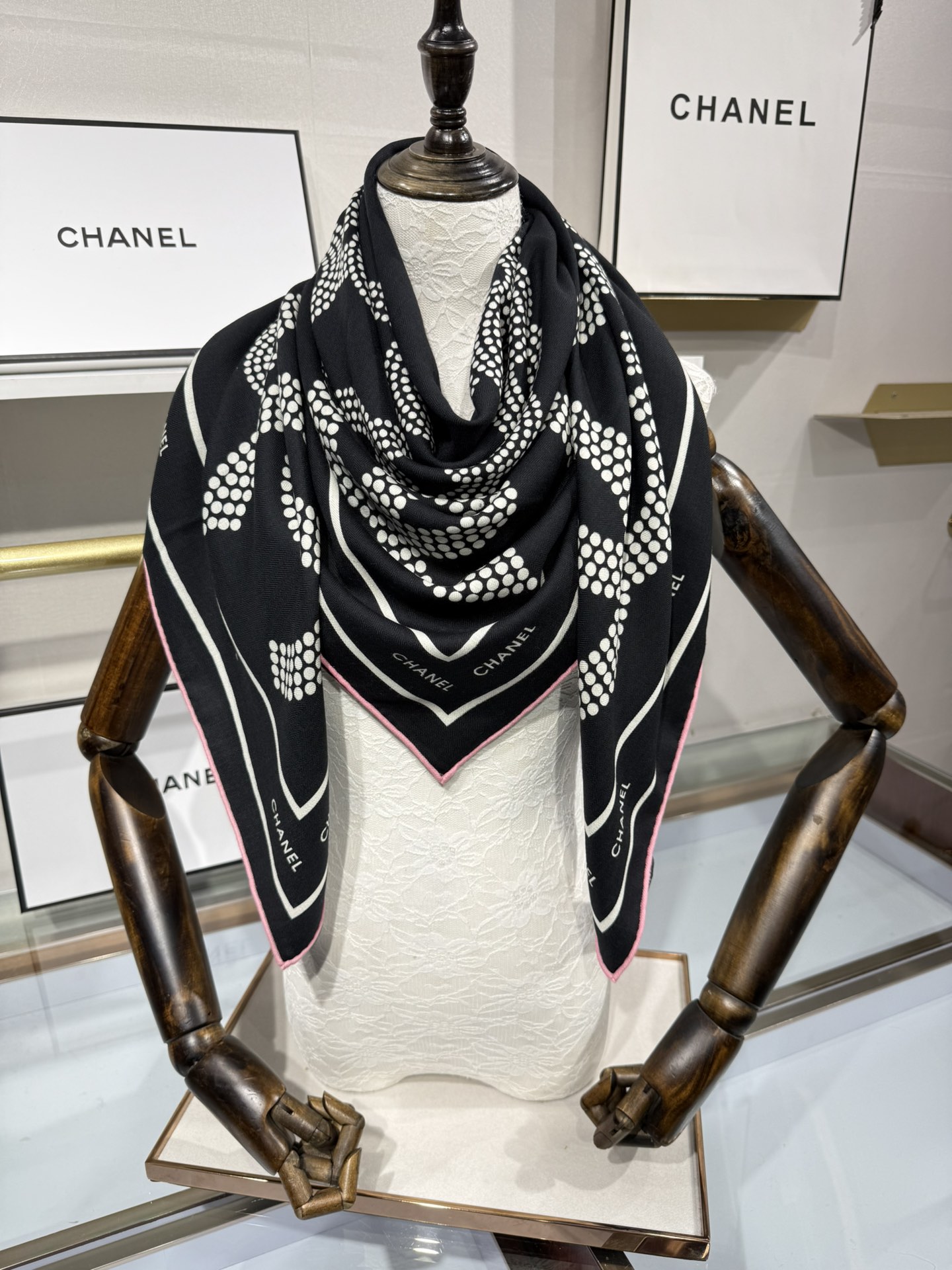 💟Chanel ~25秋冬新品～【双C大链条组合】
【140双面丝绒披肩】

手工卷边丝毛方巾（30%桑