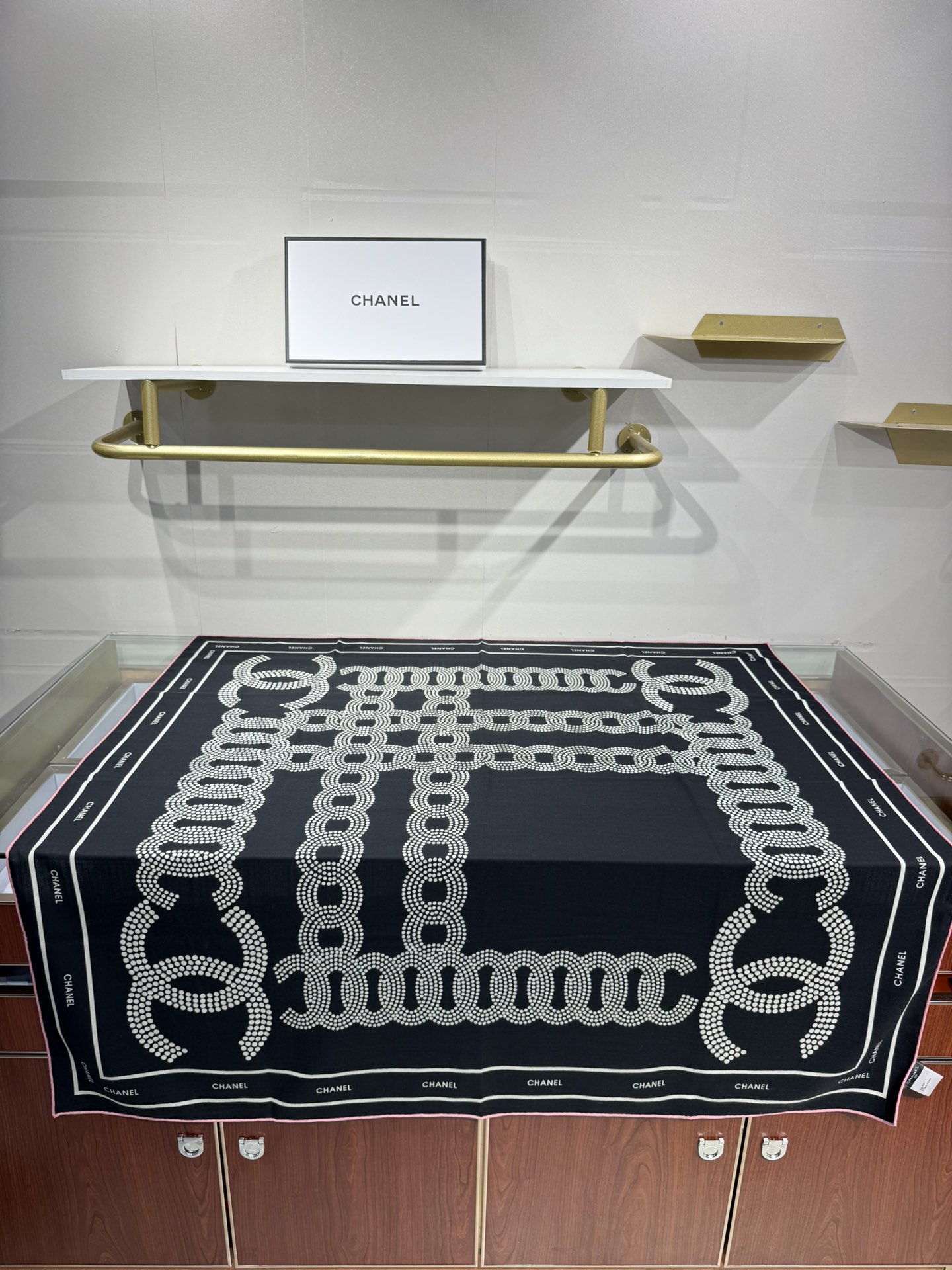 💟Chanel ~25秋冬新品～【双C大链条组合】
【140双面丝绒披肩】

手工卷边丝毛方巾（30%桑