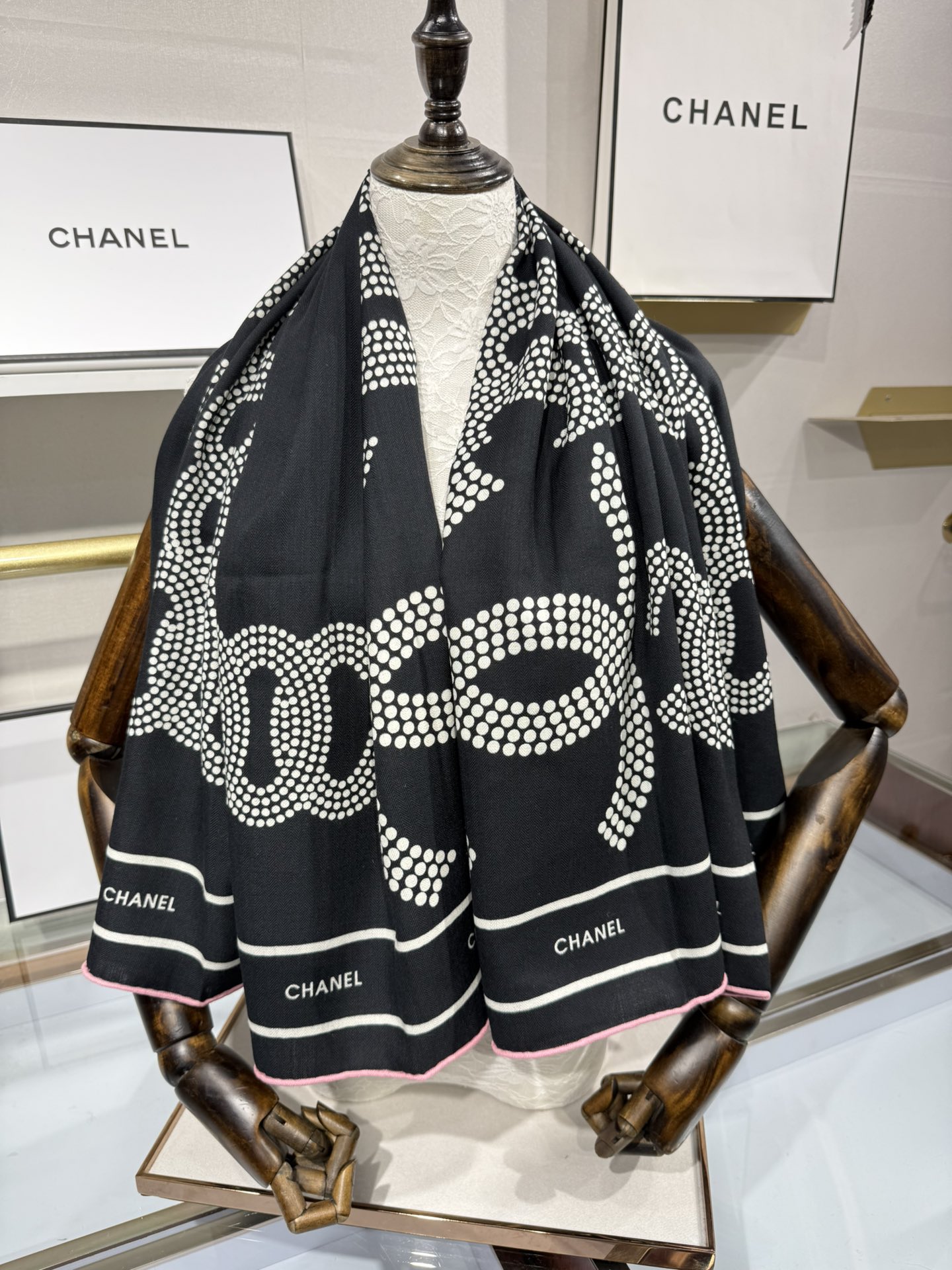 💟Chanel ~25秋冬新品～【双C大链条组合】
【140双面丝绒披肩】

手工卷边丝毛方巾（30%桑