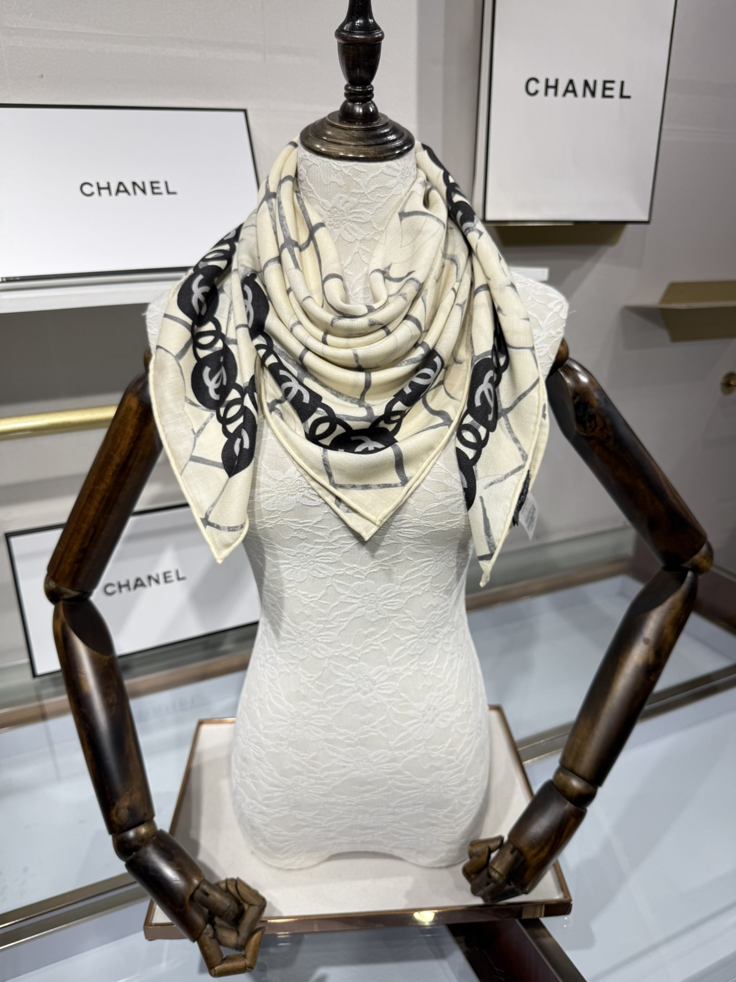 💟Chanel 越做越高级 山茶花经典爆款 手工坊系列 高定版——90双面丝绒方巾70羊绒30真丝，手工