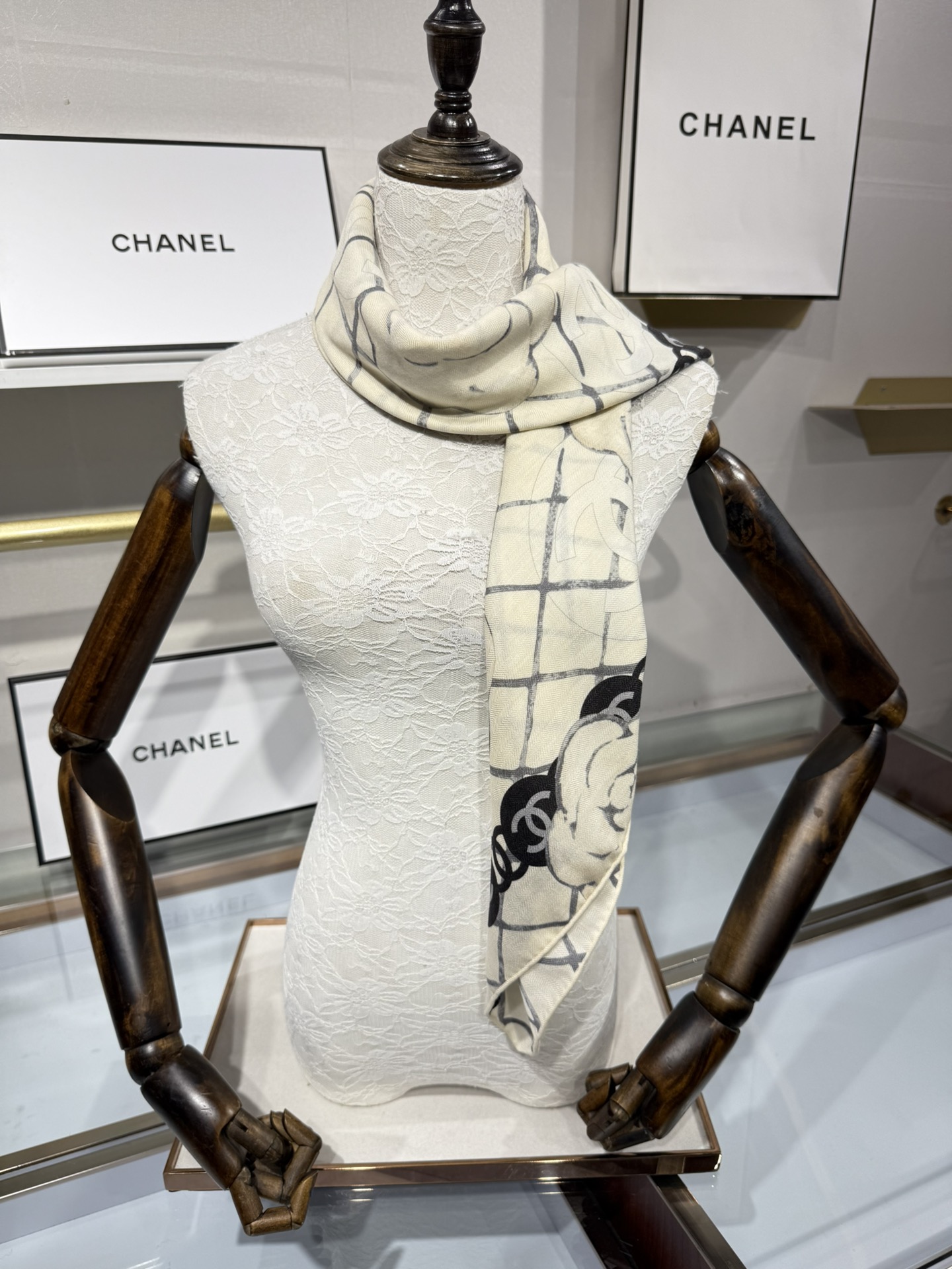 💟Chanel 越做越高级 山茶花经典爆款 手工坊系列 高定版——90双面丝绒方巾70羊绒30真丝，手工