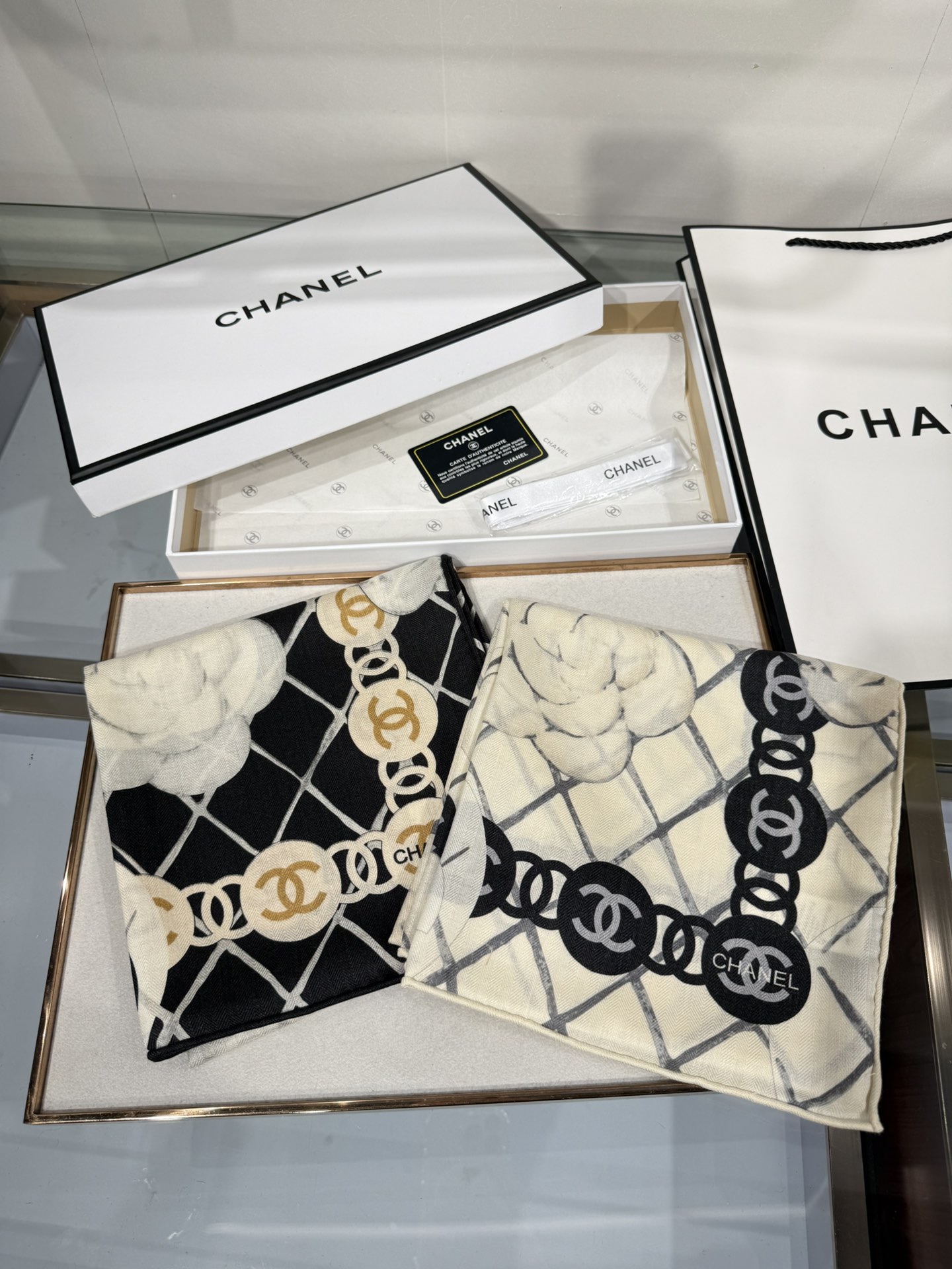 💟Chanel 越做越高级 山茶花经典爆款 手工坊系列 高定版——90双面丝绒方巾70羊绒30真丝，手工