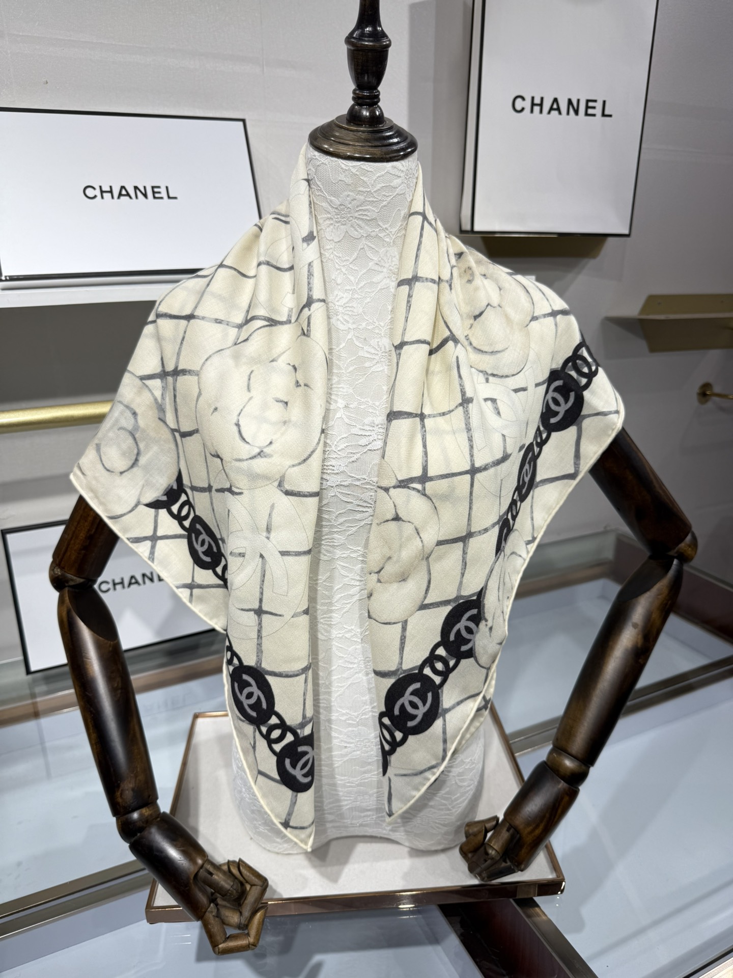 💟Chanel 越做越高级 山茶花经典爆款 手工坊系列 高定版——90双面丝绒方巾70羊绒30真丝，手工