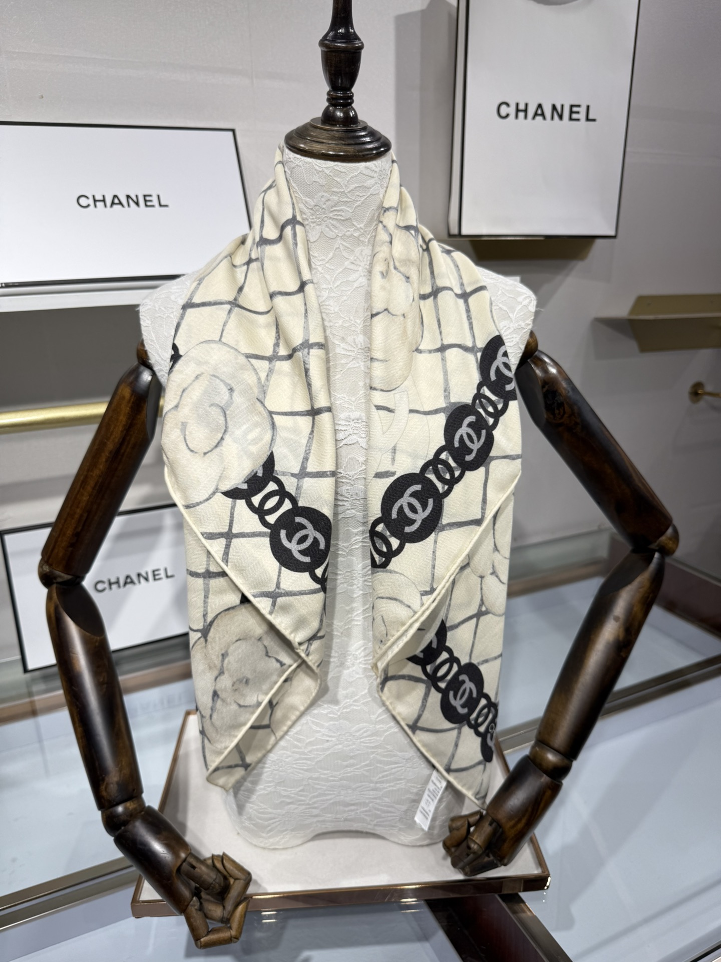 💟Chanel 越做越高级 山茶花经典爆款 手工坊系列 高定版——90双面丝绒方巾70羊绒30真丝，手工