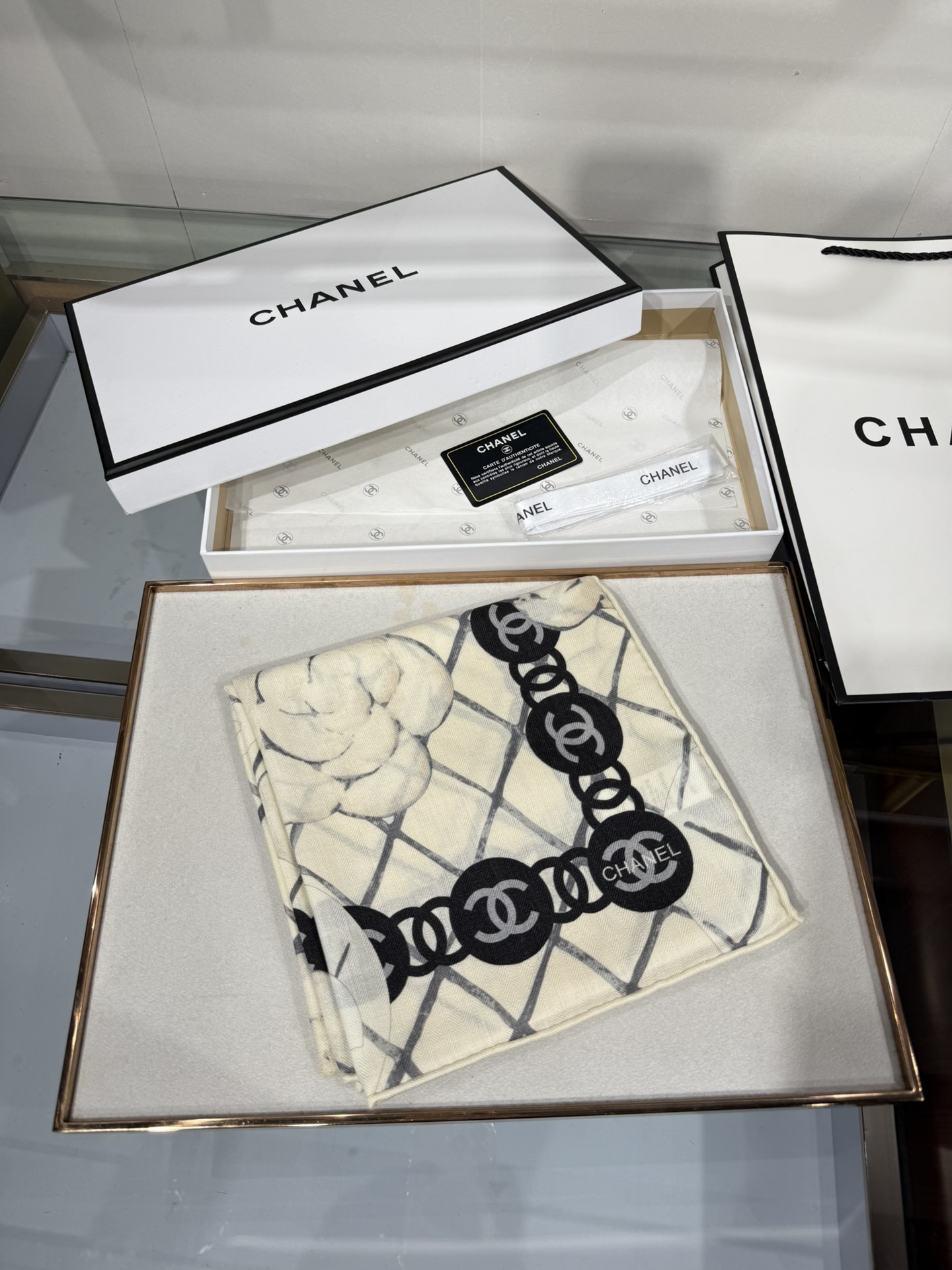 💟Chanel 越做越高级 山茶花经典爆款 手工坊系列 高定版——90双面丝绒方巾70羊绒30真丝，手工