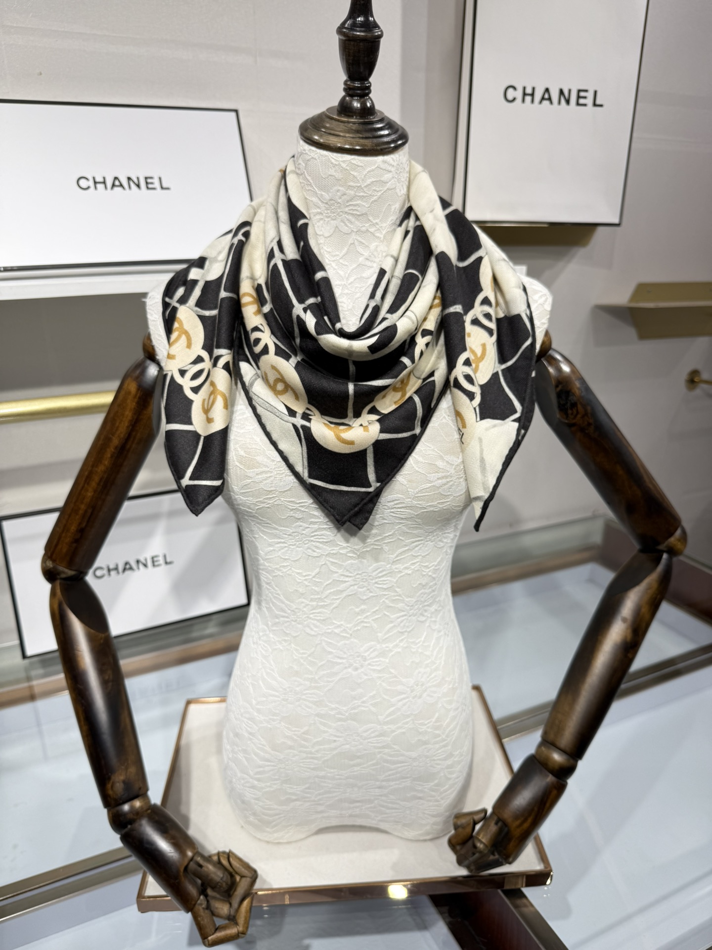 💟Chanel 越做越高级 山茶花经典爆款 手工坊系列 高定版——90双面丝绒方巾70羊绒30真丝，手工