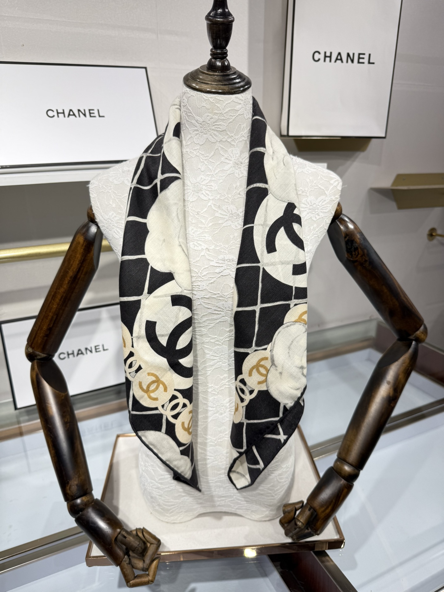 💟Chanel 越做越高级 山茶花经典爆款 手工坊系列 高定版——90双面丝绒方巾70羊绒30真丝，手工