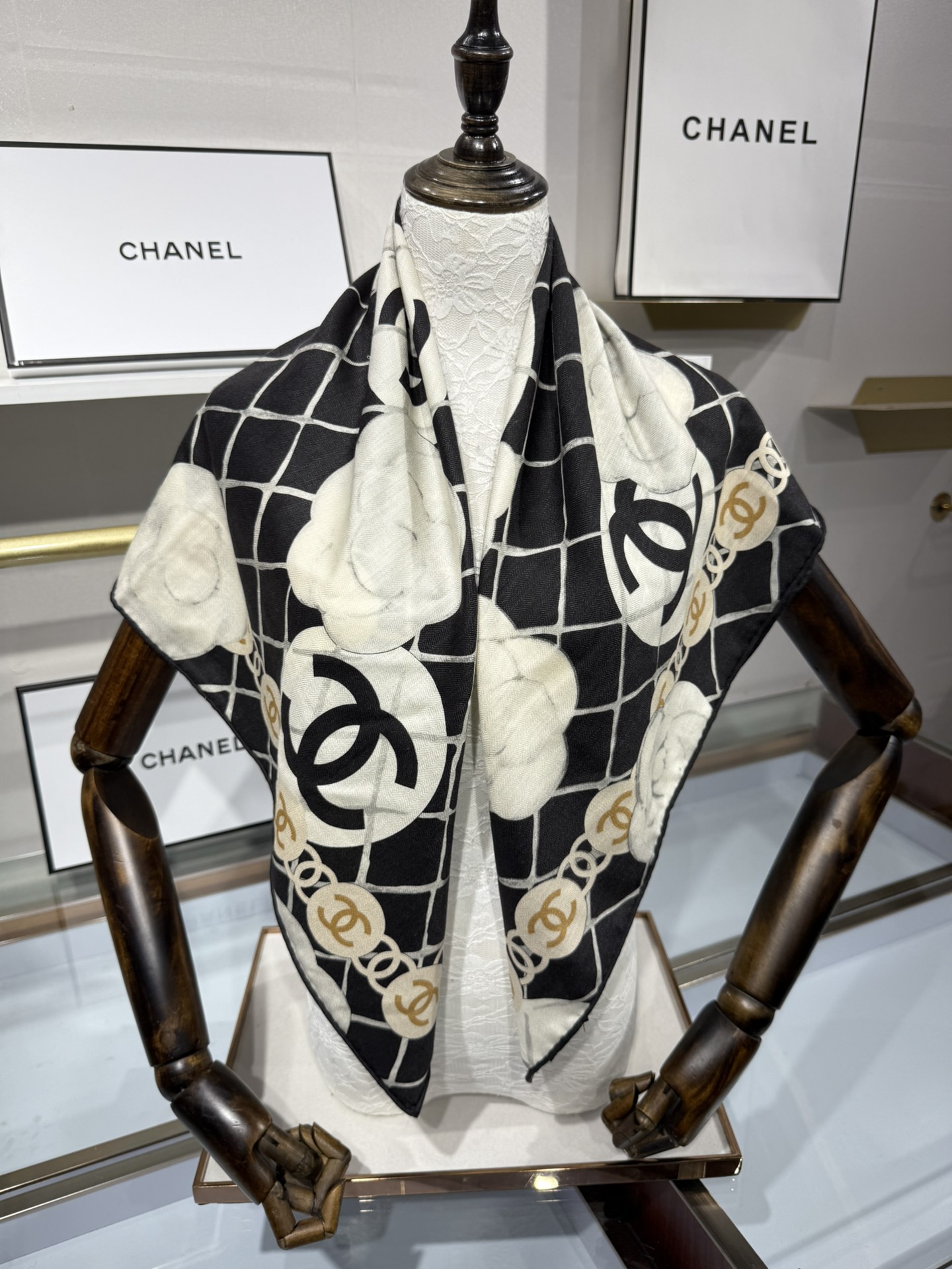 💟Chanel 越做越高级 山茶花经典爆款 手工坊系列 高定版——90双面丝绒方巾70羊绒30真丝，手工