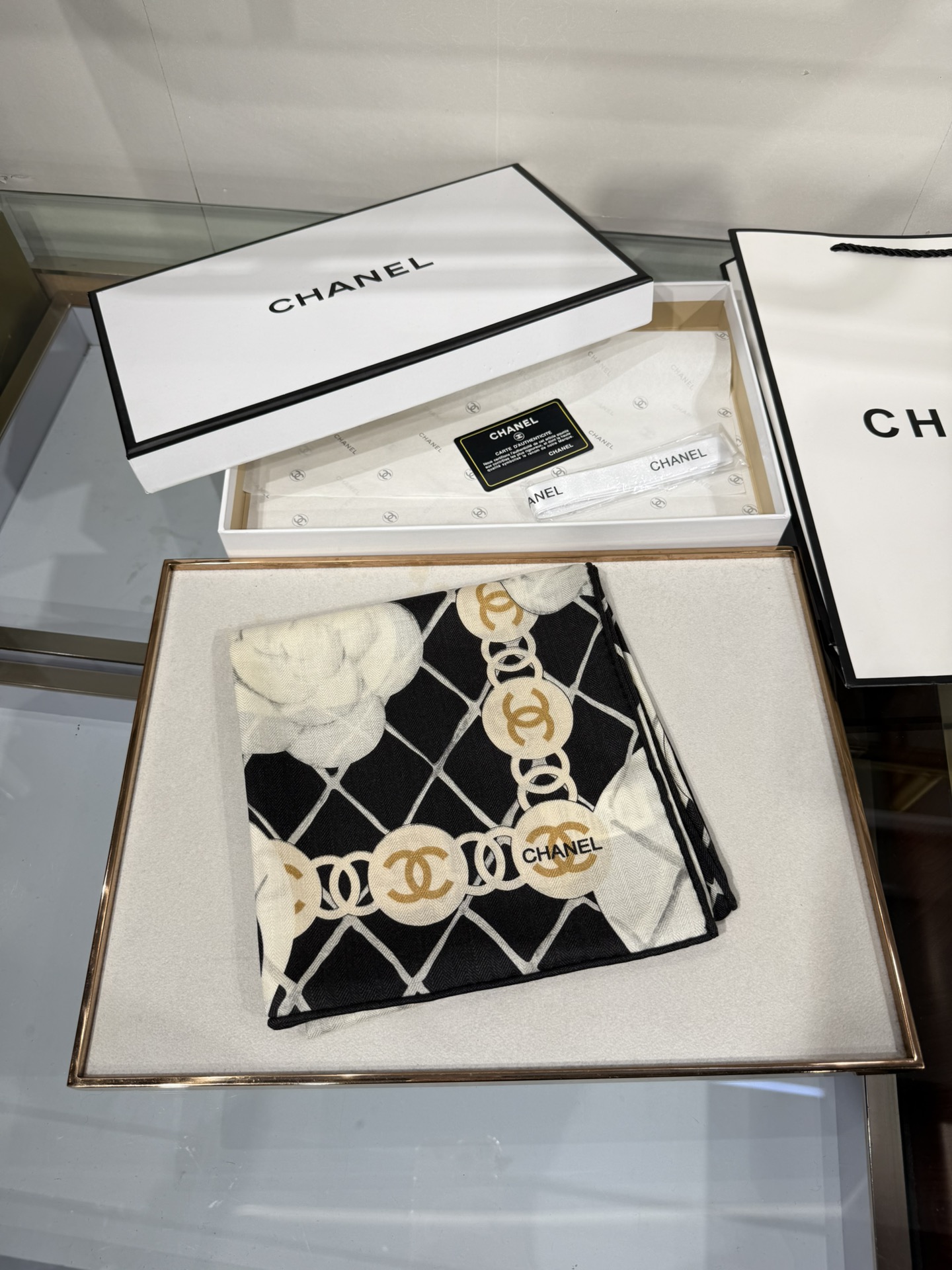 💟Chanel 越做越高级 山茶花经典爆款 手工坊系列 高定版——90双面丝绒方巾70羊绒30真丝，手工