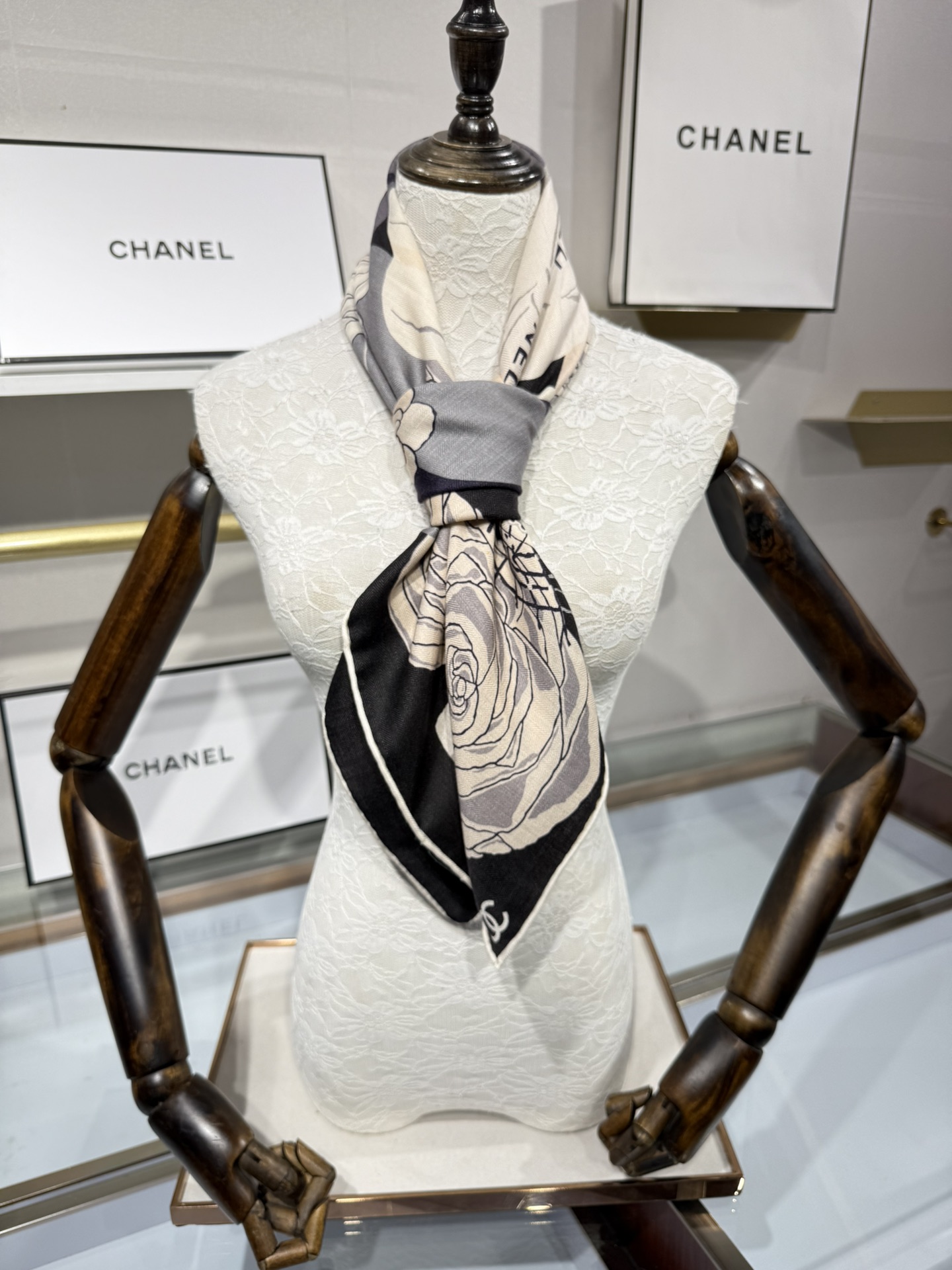 💟今年新出的双面同色新工艺。秋冬新款 小香山茶花90羊绒方巾‼️【高端 大爱 ‼️纯羊绒 婴儿触感舒服到