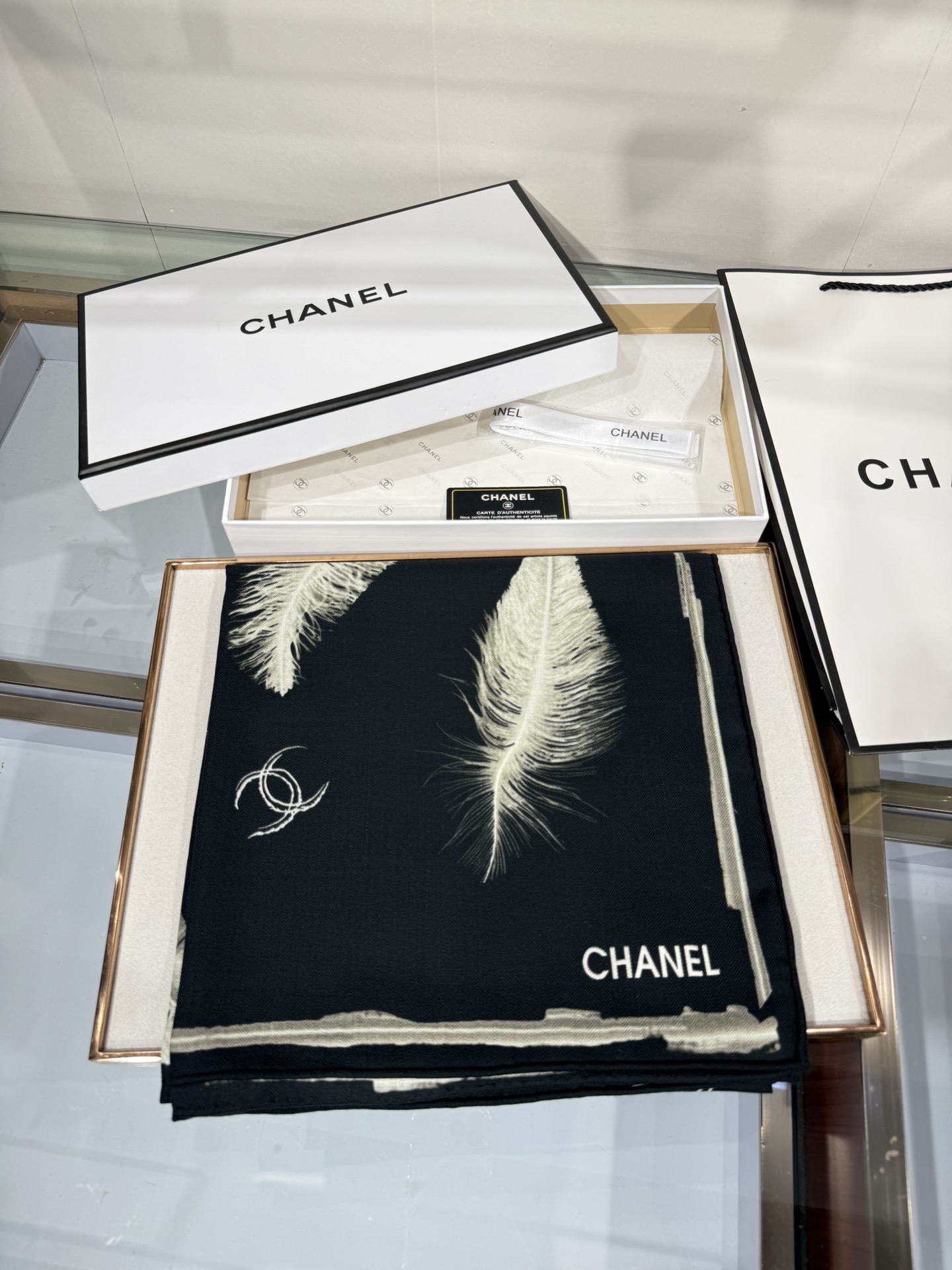 💟Chanel ~25秋冬新品～【贵妇羽毛系列】【140双面丝绒披肩】手工卷边丝绒方巾（30%桑蚕丝70