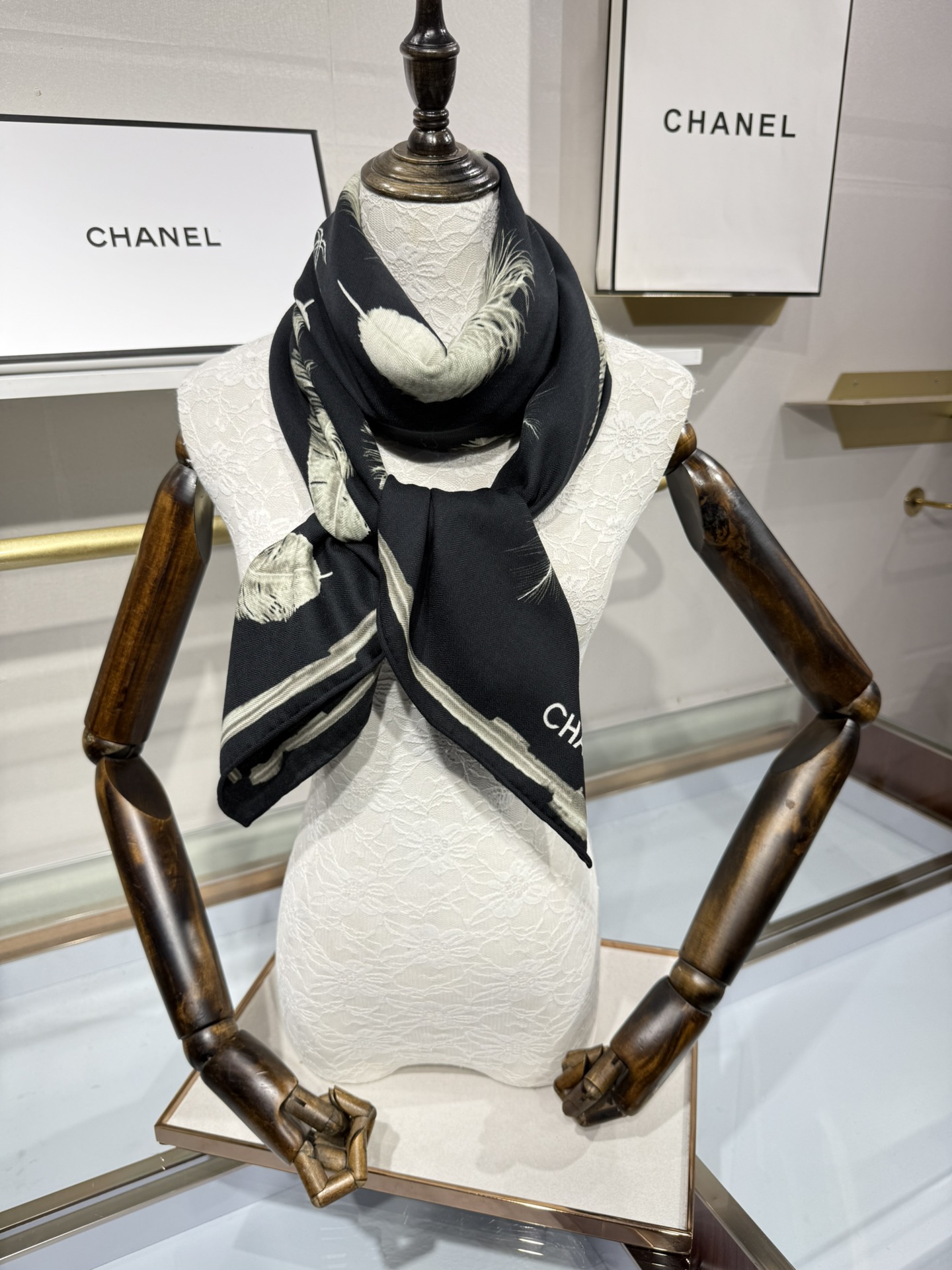 💟Chanel ~25秋冬新品～【贵妇羽毛系列】【140双面丝绒披肩】手工卷边丝绒方巾（30%桑蚕丝70