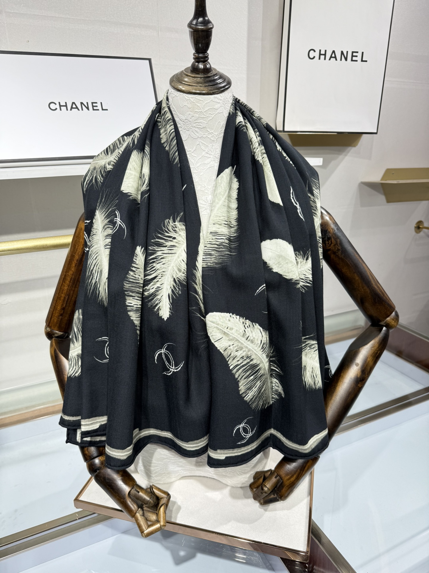 💟Chanel ~25秋冬新品～【贵妇羽毛系列】【140双面丝绒披肩】手工卷边丝绒方巾（30%桑蚕丝70