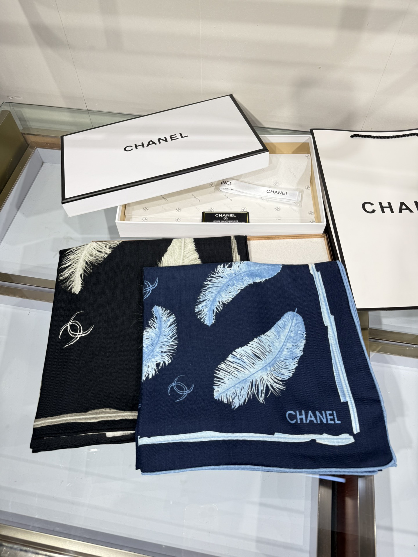💟Chanel ~25秋冬新品～【贵妇羽毛系列】【140双面丝绒披肩】手工卷边丝绒方巾（30%桑蚕丝70
