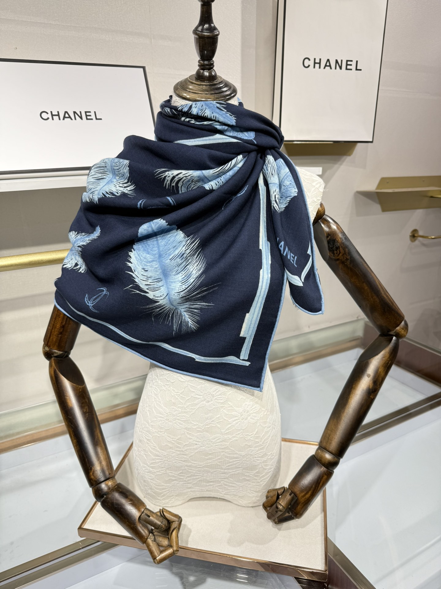 💟Chanel ~25秋冬新品～【贵妇羽毛系列】【140双面丝绒披肩】手工卷边丝绒方巾（30%桑蚕丝70