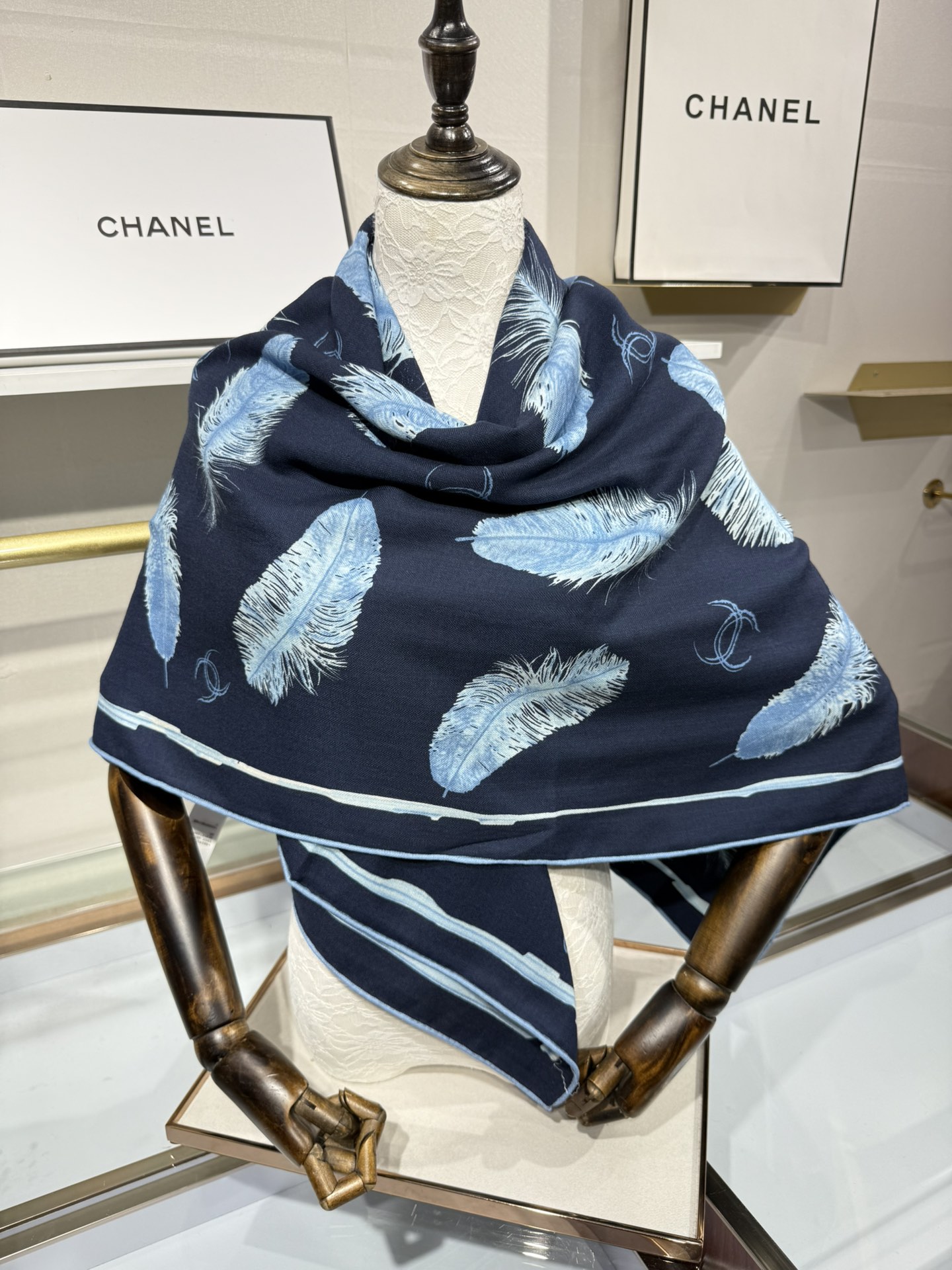 💟Chanel ~25秋冬新品～【贵妇羽毛系列】【140双面丝绒披肩】手工卷边丝绒方巾（30%桑蚕丝70