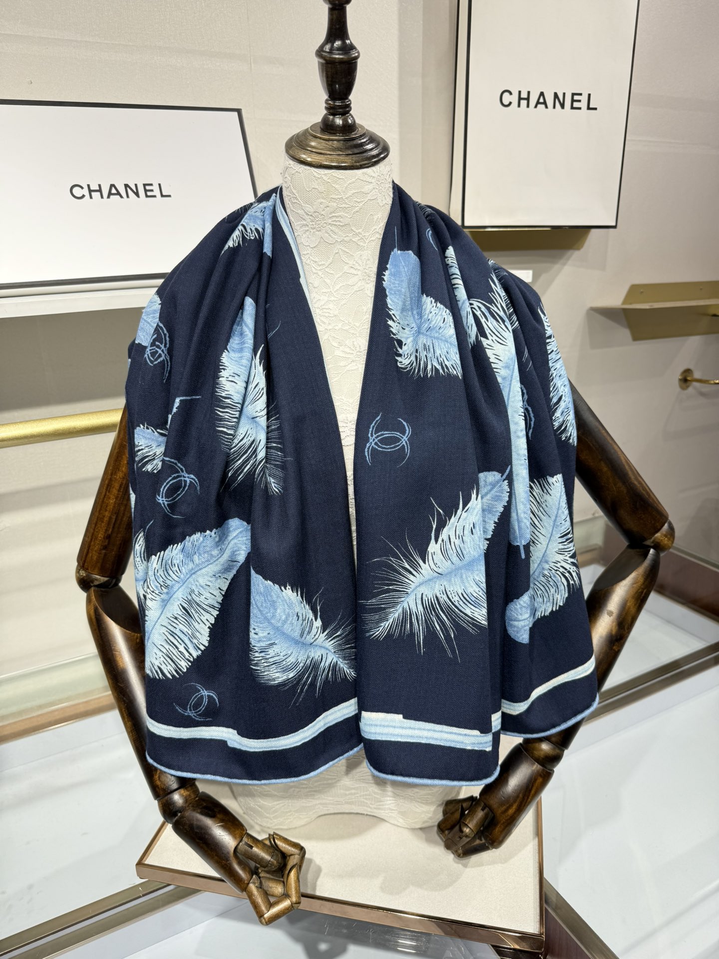 💟Chanel ~25秋冬新品～【贵妇羽毛系列】【140双面丝绒披肩】手工卷边丝绒方巾（30%桑蚕丝70