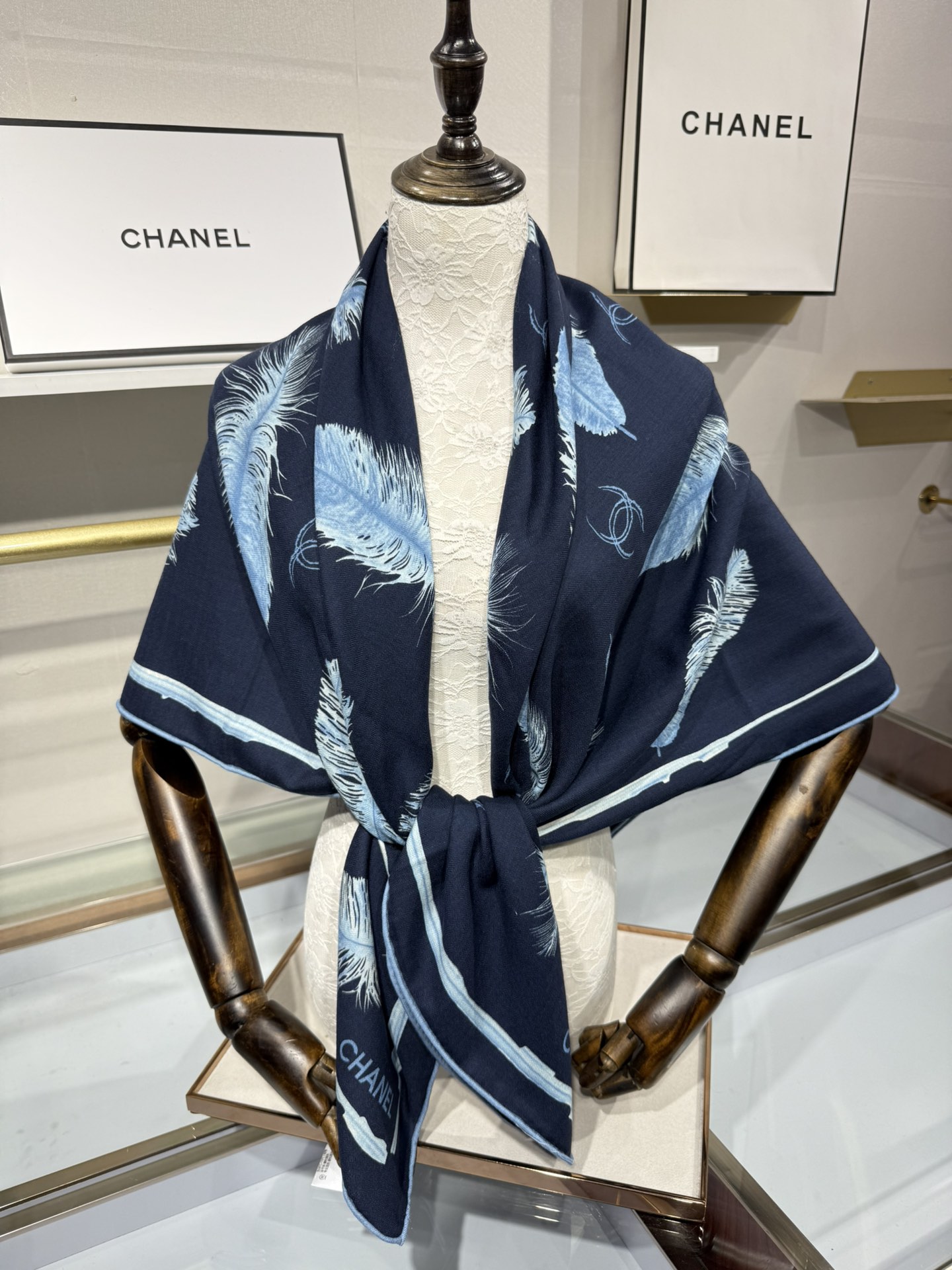 💟Chanel ~25秋冬新品～【贵妇羽毛系列】【140双面丝绒披肩】手工卷边丝绒方巾（30%桑蚕丝70