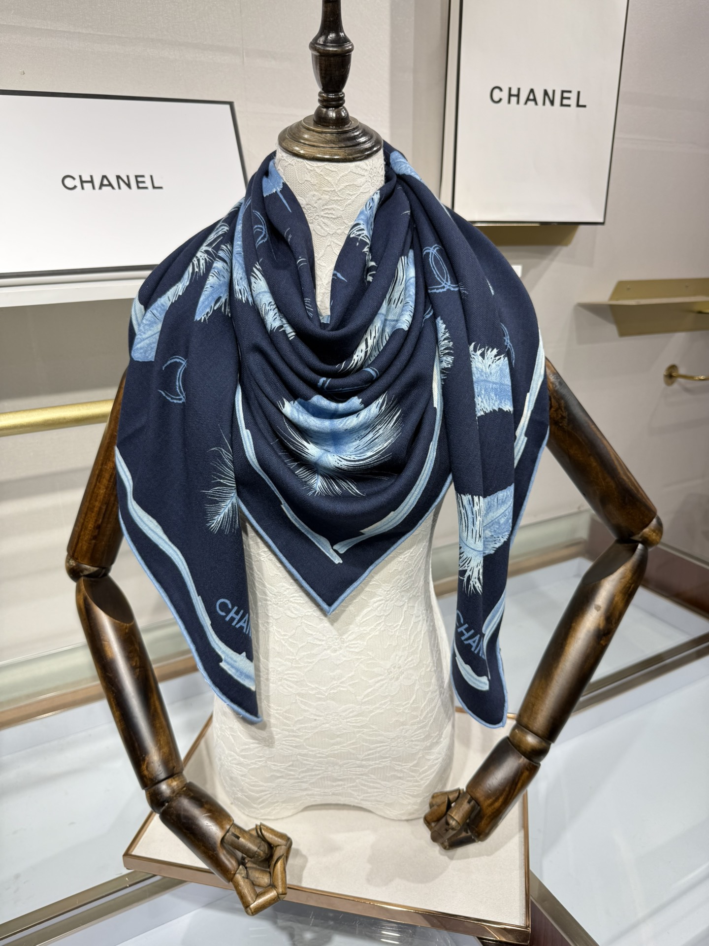 💟Chanel ~25秋冬新品～【贵妇羽毛系列】【140双面丝绒披肩】手工卷边丝绒方巾（30%桑蚕丝70