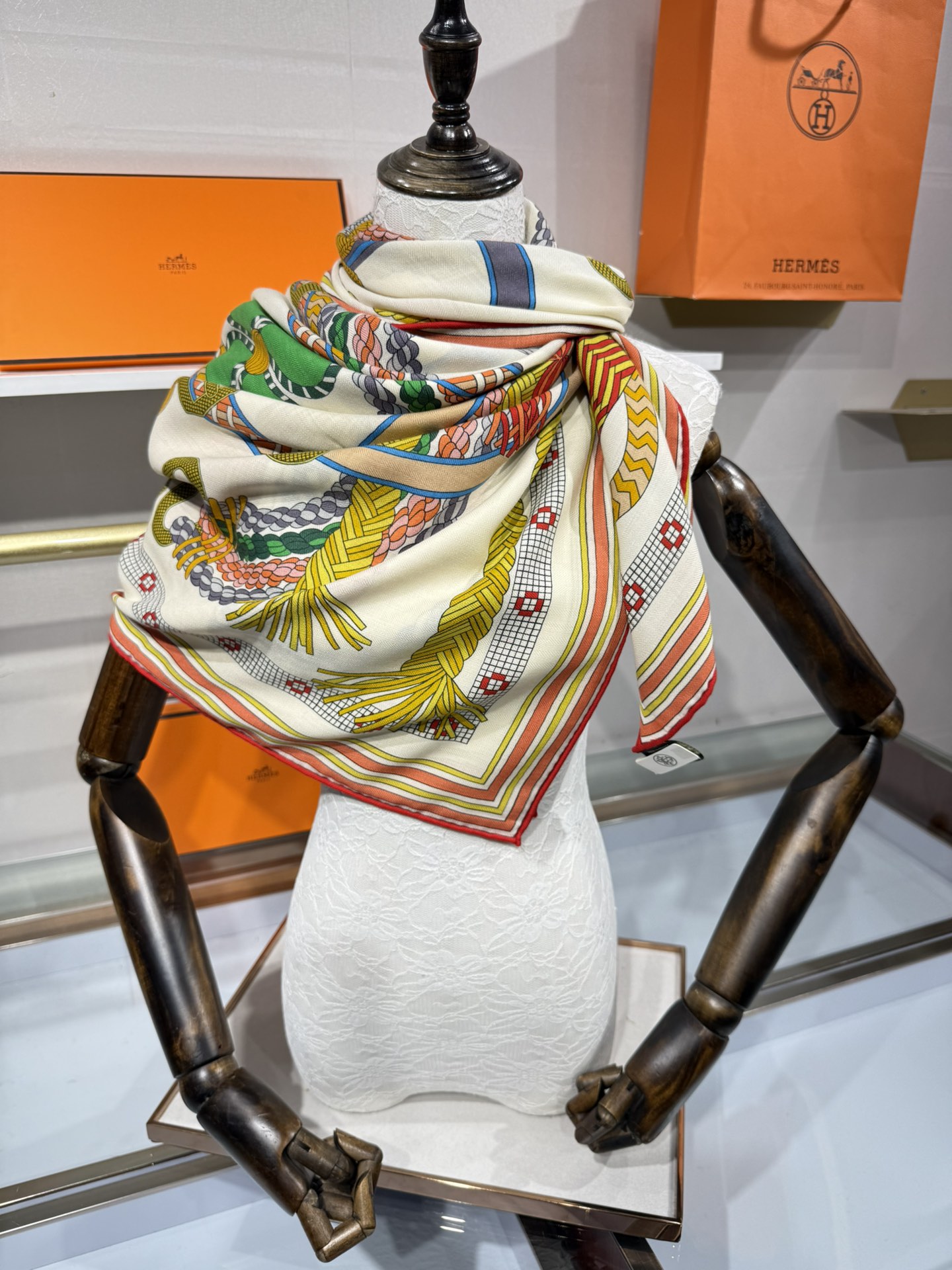 💟“编织鞍带”140方巾～Hermes 手工卷边丝绒方巾（30%桑蚕丝70%羊绒）这款爱马仕的经典单品展