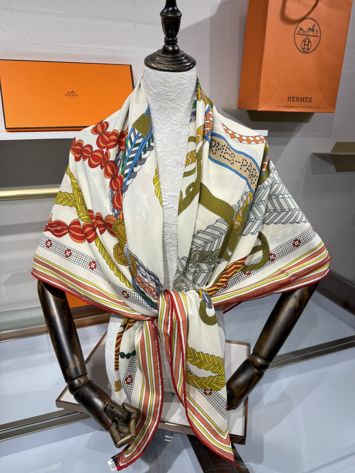 💟“编织鞍带”140方巾～Hermes 手工卷边丝绒方巾（30%桑蚕丝70%羊绒）这款爱马仕的经典单品展