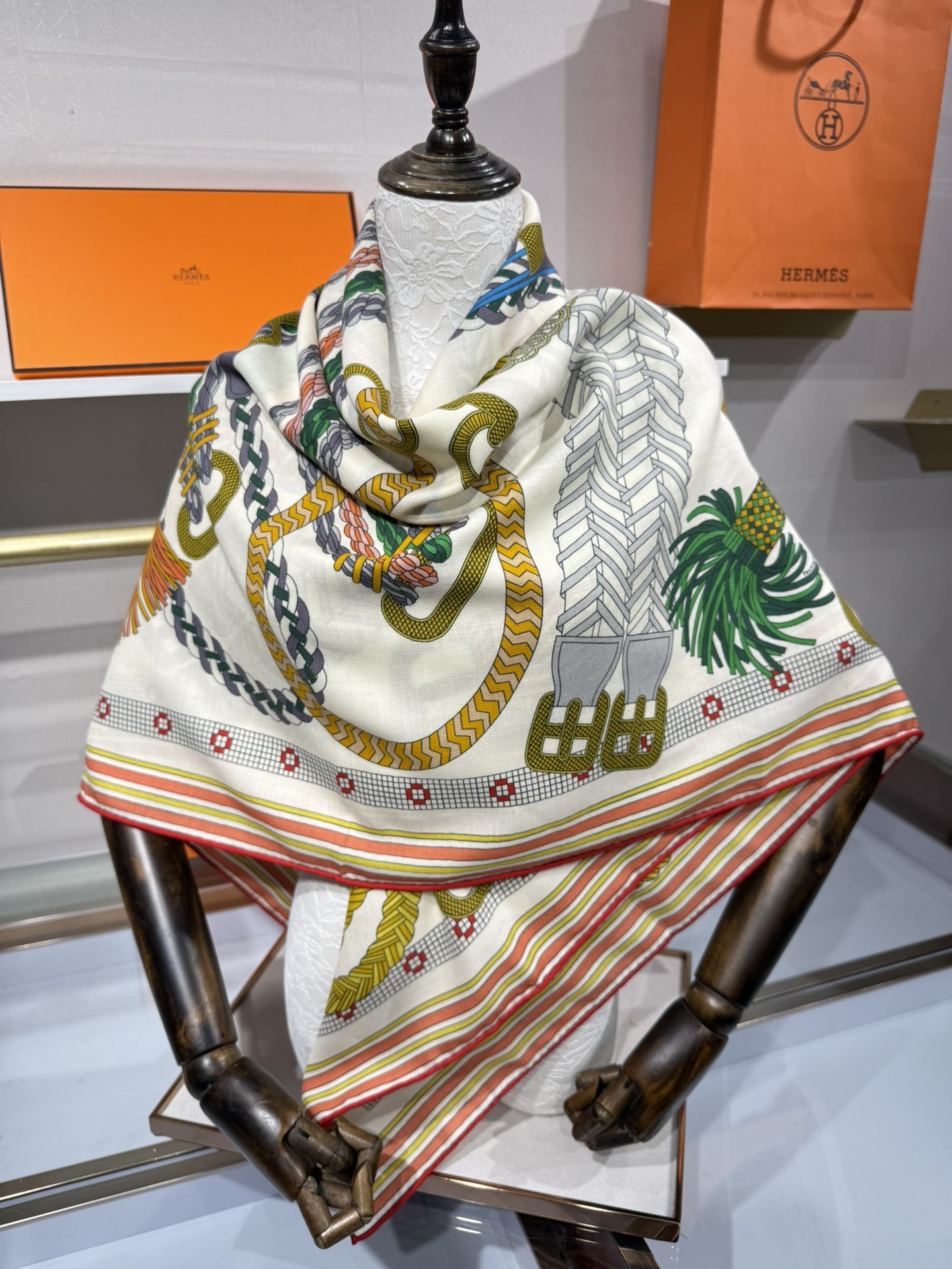 💟“编织鞍带”140方巾～Hermes 手工卷边丝绒方巾（30%桑蚕丝70%羊绒）这款爱马仕的经典单品展