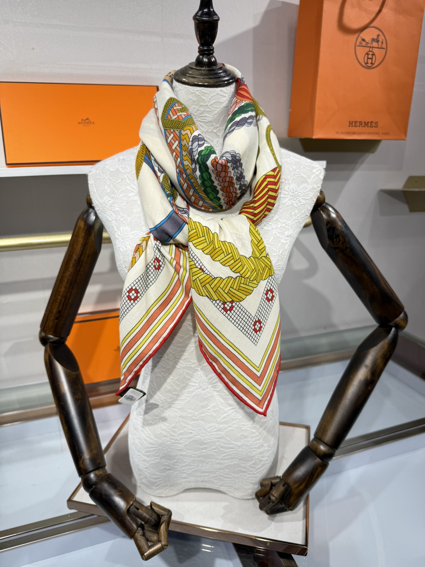 💟“编织鞍带”140方巾～Hermes 手工卷边丝绒方巾（30%桑蚕丝70%羊绒）这款爱马仕的经典单品展