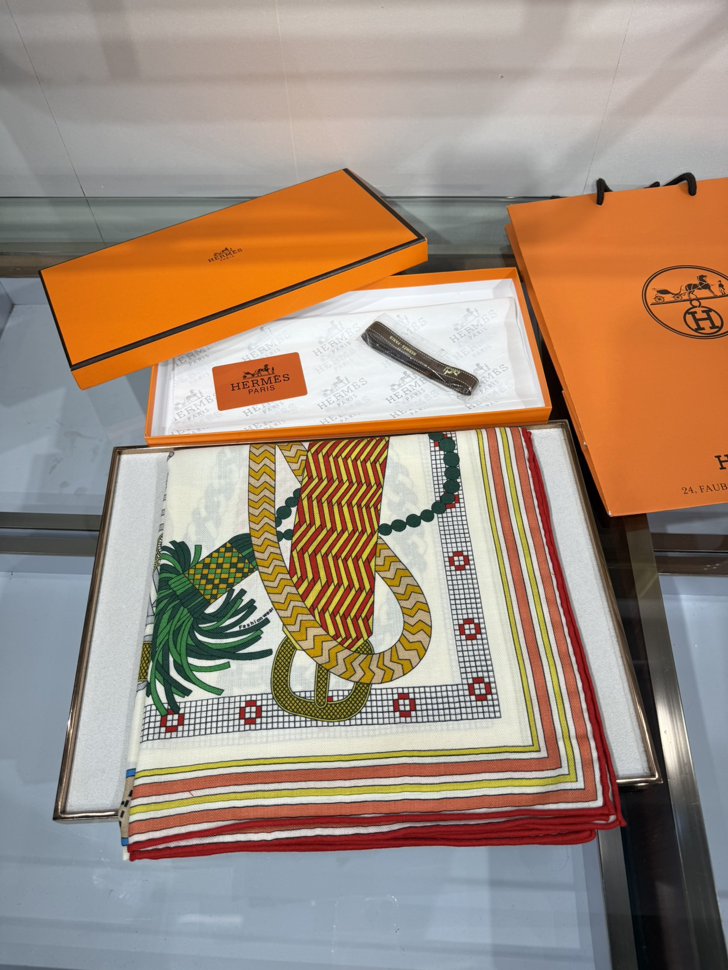 💟“编织鞍带”140方巾～Hermes 手工卷边丝绒方巾（30%桑蚕丝70%羊绒）这款爱马仕的经典单品展