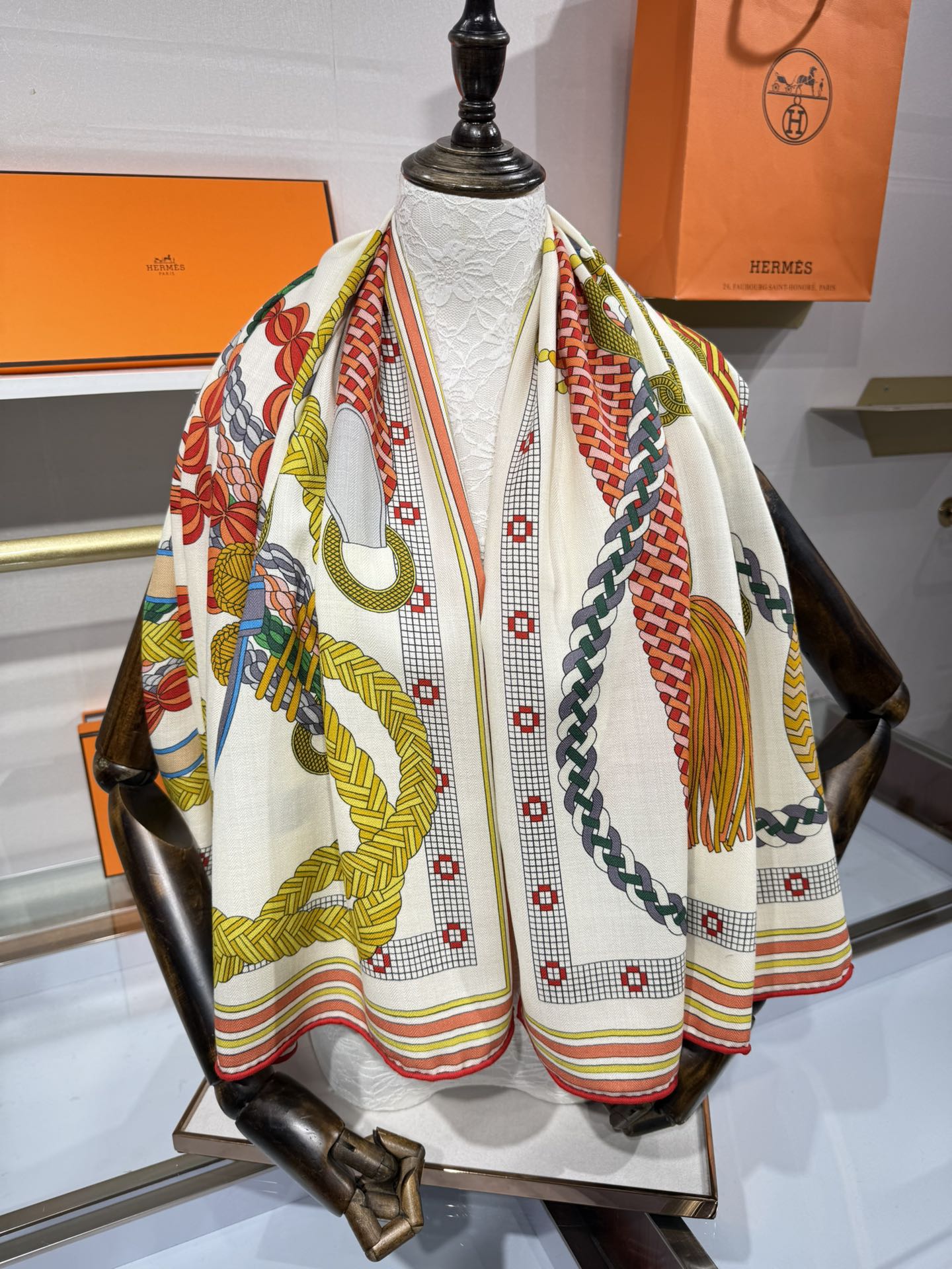 💟“编织鞍带”140方巾～Hermes 手工卷边丝绒方巾（30%桑蚕丝70%羊绒）这款爱马仕的经典单品展