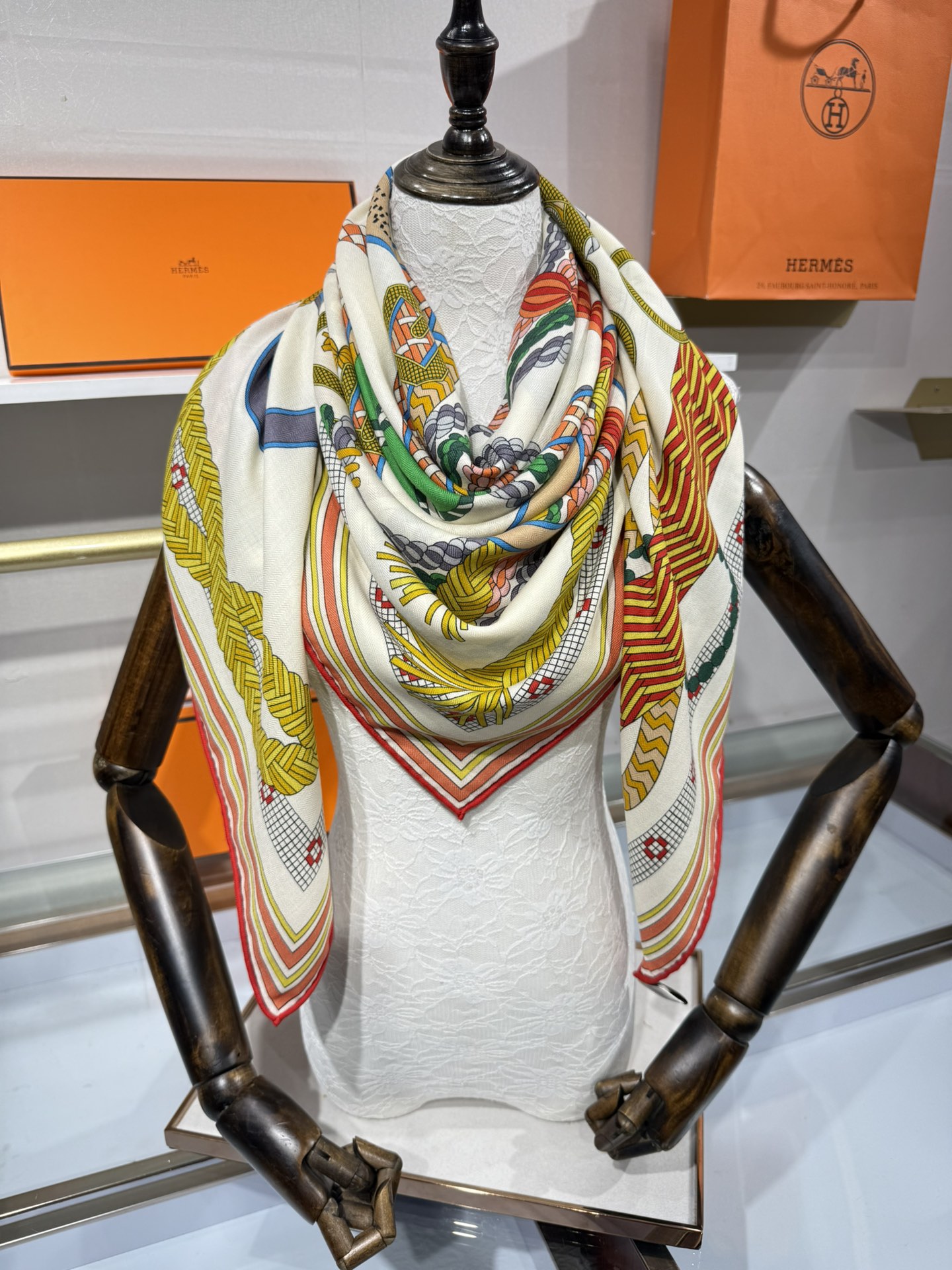 💟“编织鞍带”140方巾～Hermes 手工卷边丝绒方巾（30%桑蚕丝70%羊绒）这款爱马仕的经典单品展