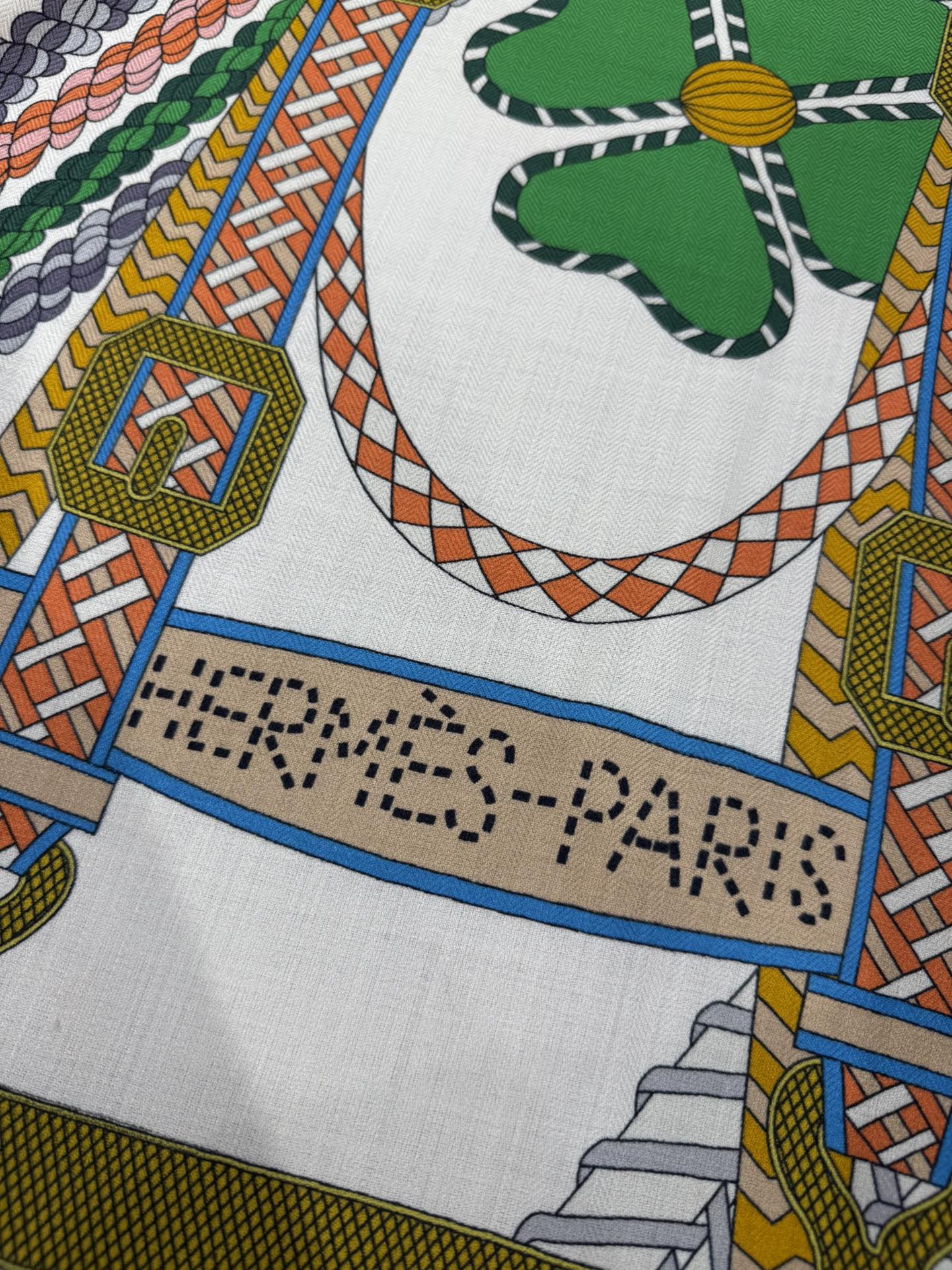 💟“编织鞍带”140方巾～Hermes 手工卷边丝绒方巾（30%桑蚕丝70%羊绒）这款爱马仕的经典单品展