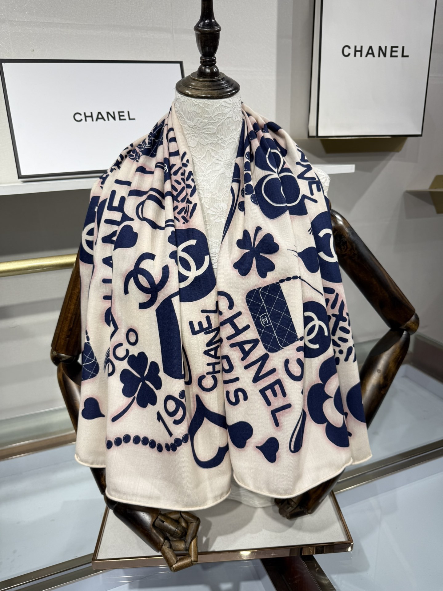 💟2025年 丝绒方巾高定 上新💞香奶奶140x140丝绒,线条设计非常好看搭配任何颜色衣服都可以驾驭各