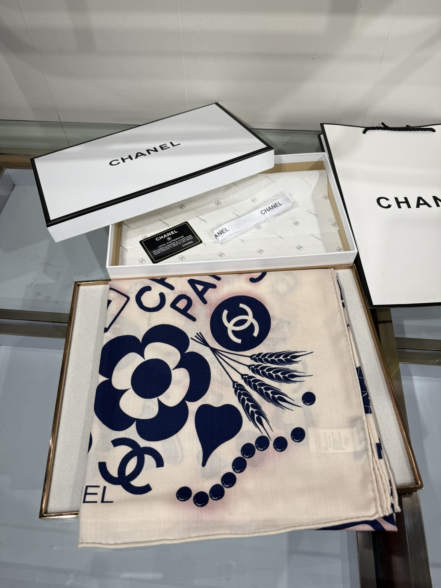 💟2025年 丝绒方巾高定 上新💞香奶奶140x140丝绒,线条设计非常好看搭配任何颜色衣服都可以驾驭各