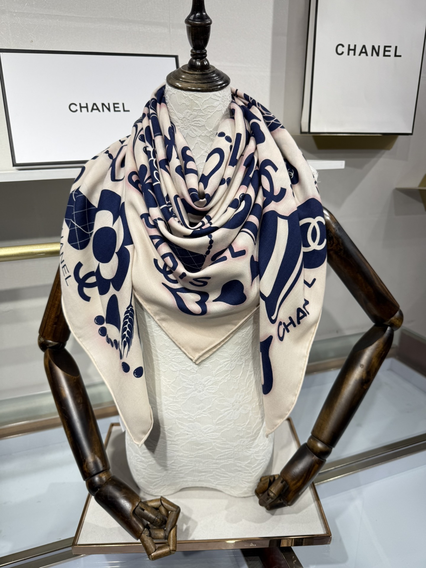 💟2025年 丝绒方巾高定 上新💞香奶奶140x140丝绒,线条设计非常好看搭配任何颜色衣服都可以驾驭各